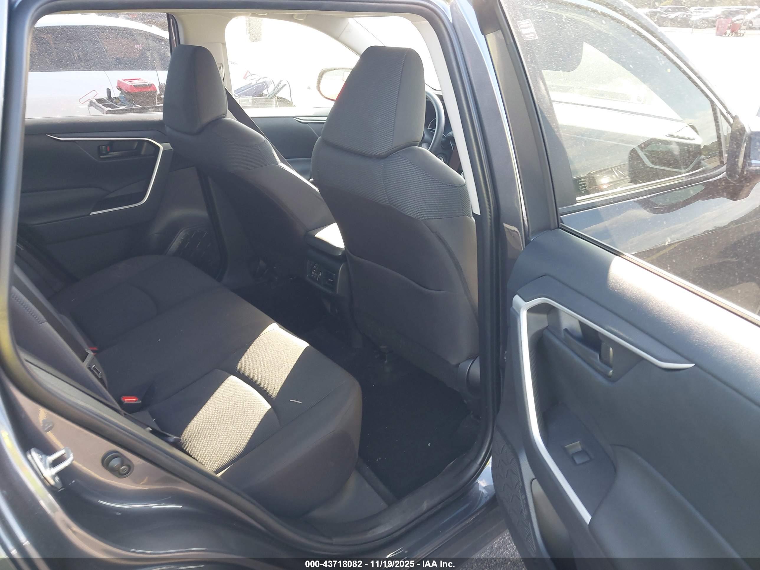 TOYOTA RAV4 image 8