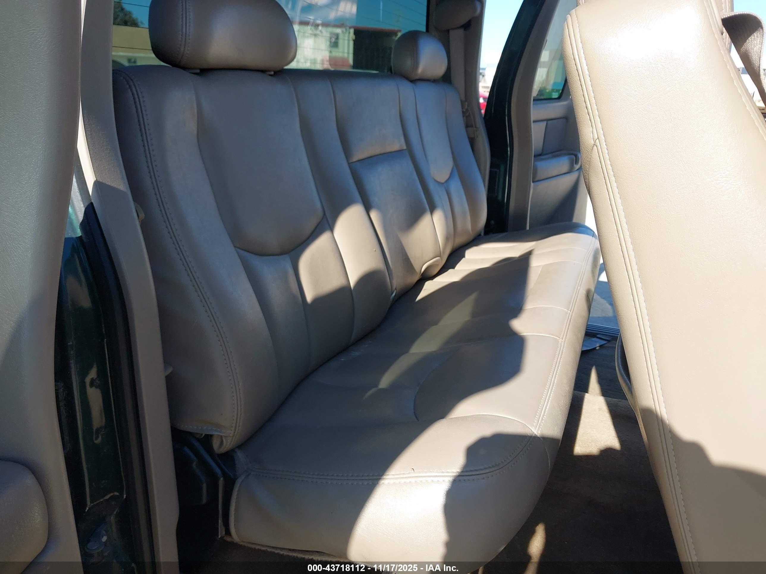 CHEVROLET SILVERADO image 8
