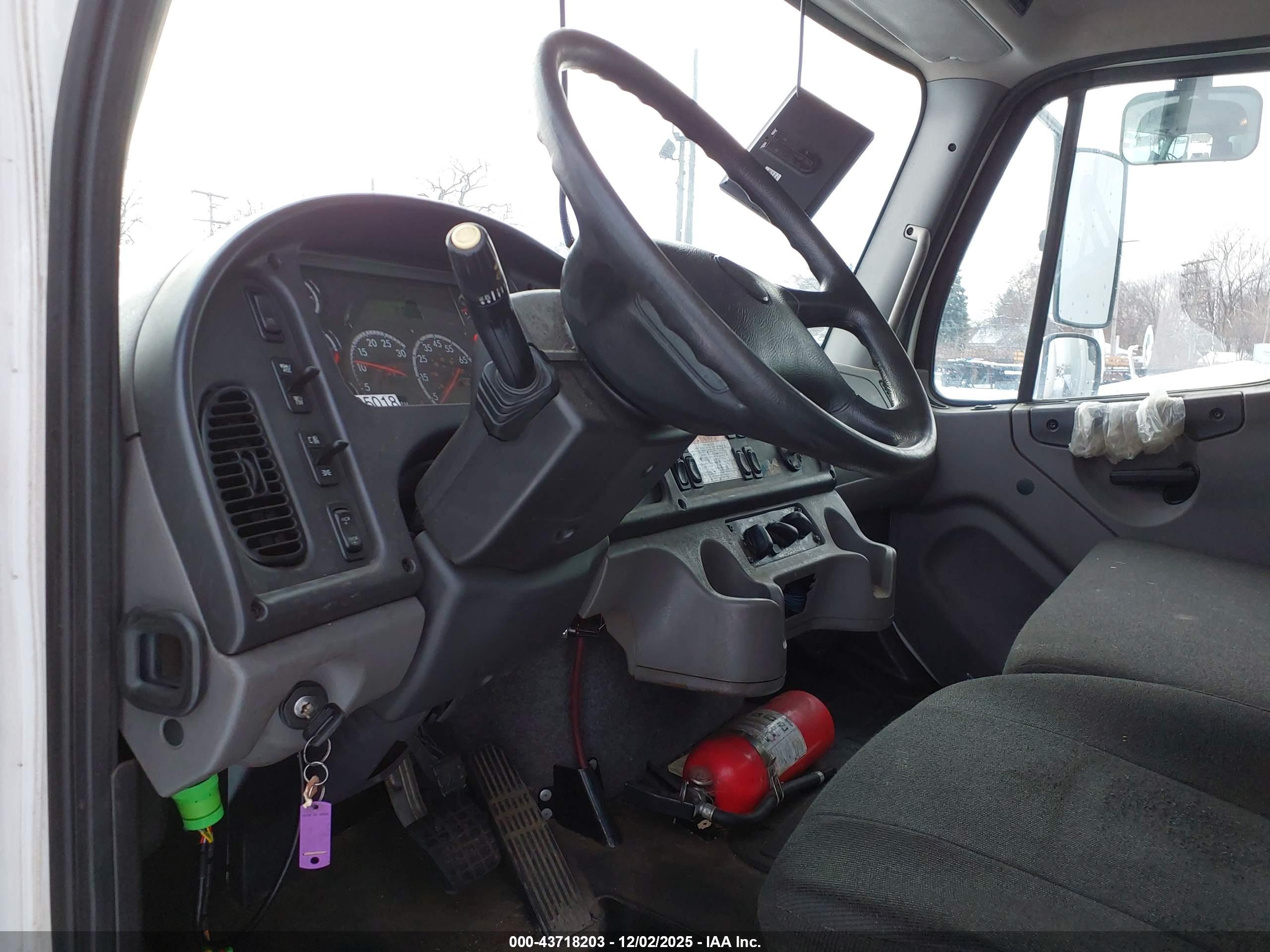 FREIGHTLINER M2 image 7