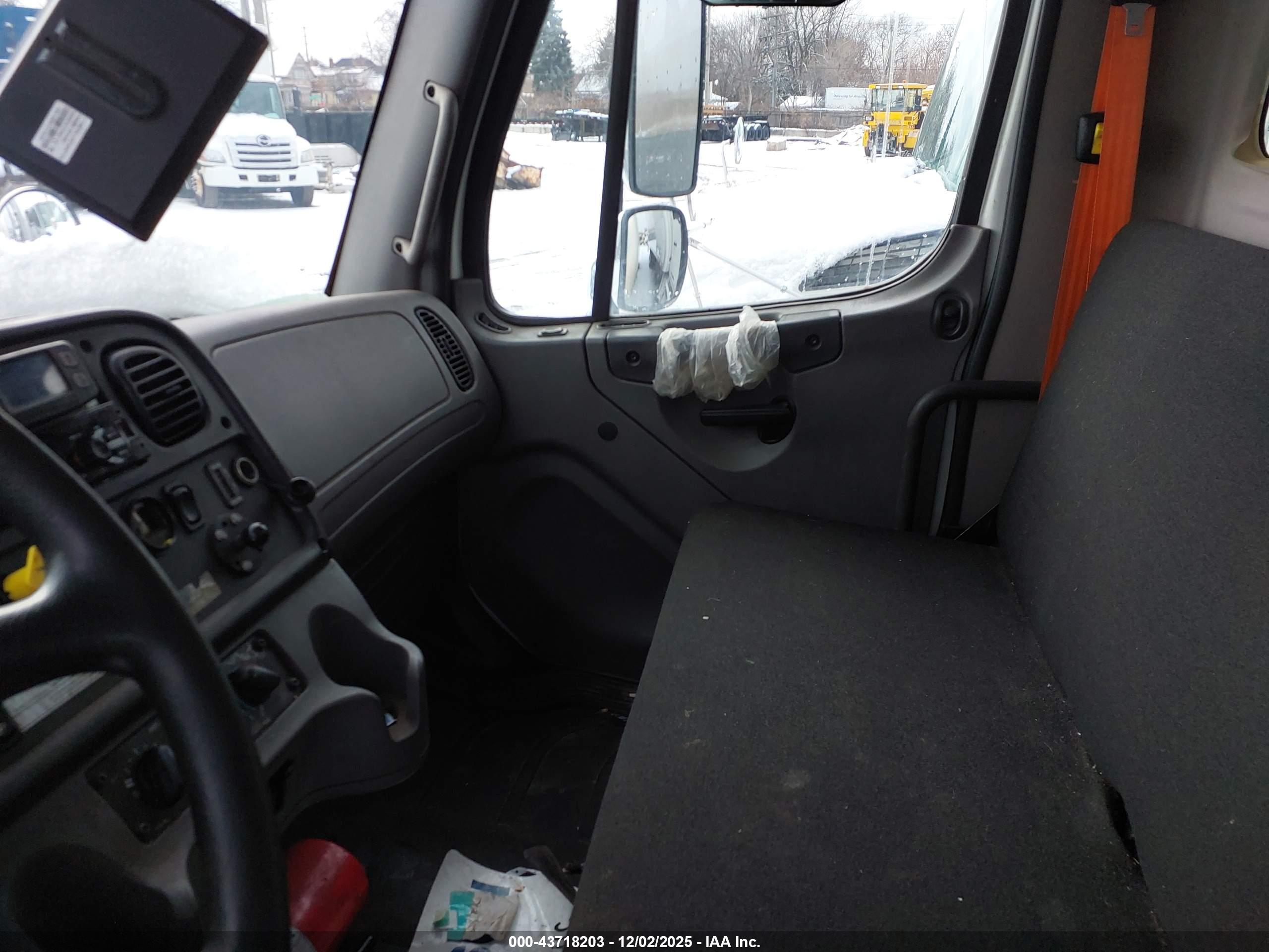 FREIGHTLINER M2 image 8