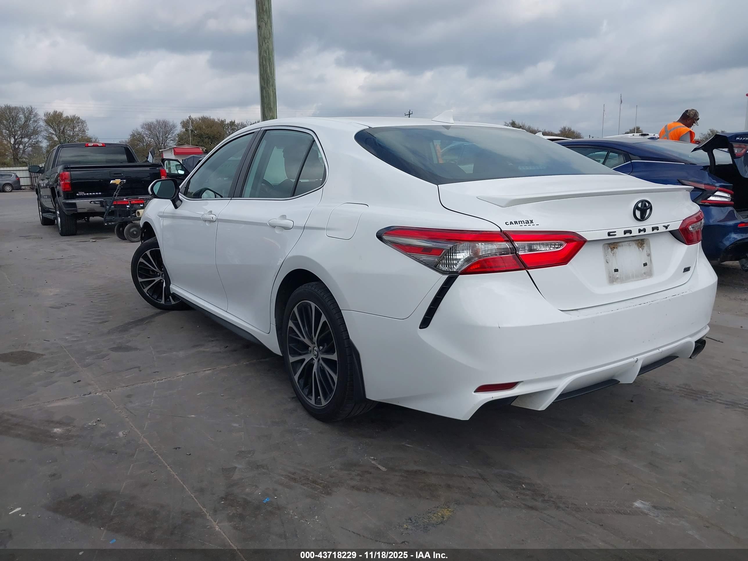 TOYOTA CAMRY image 3