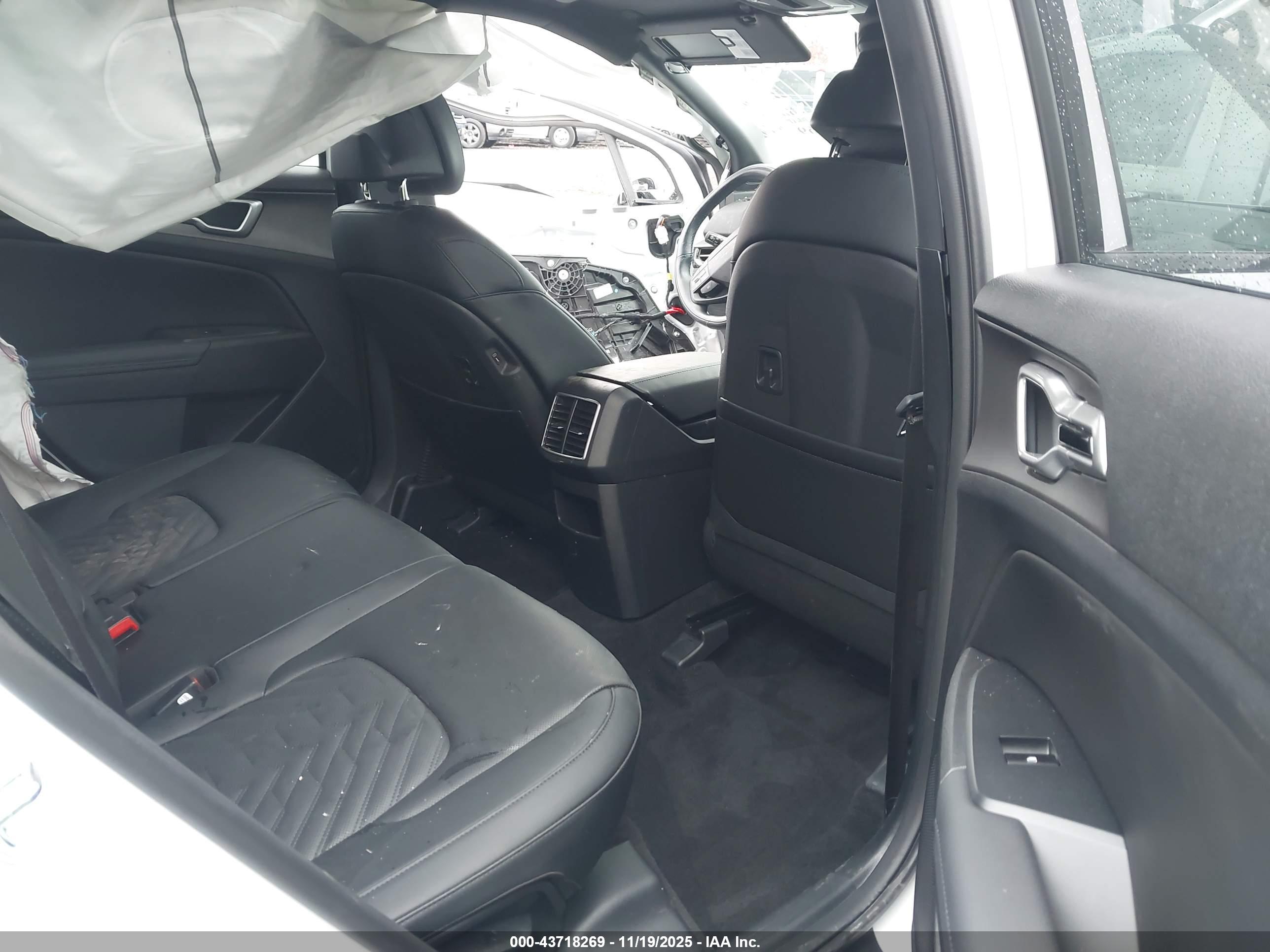 KIA SPORTAGE image 8
