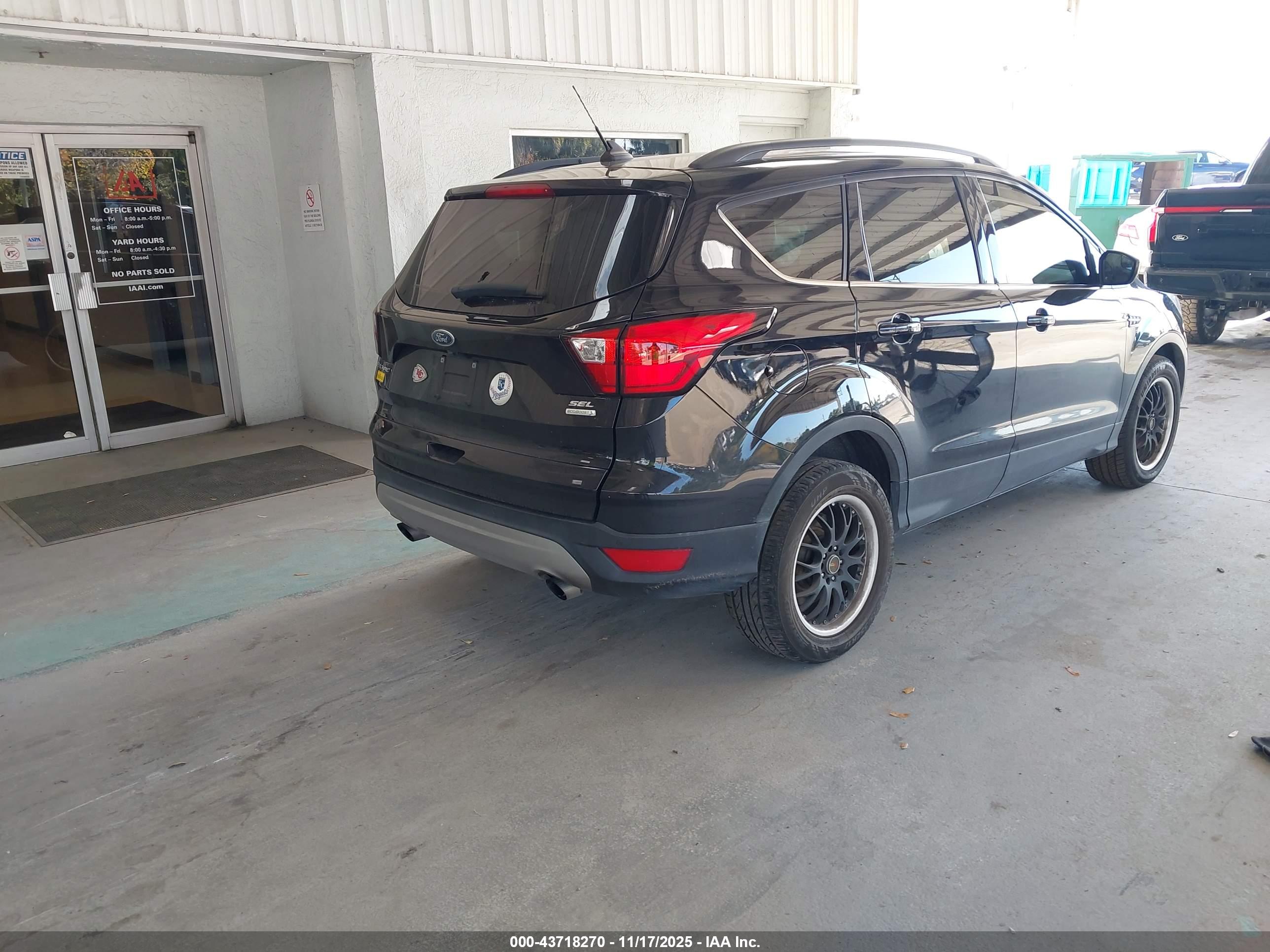 FORD ESCAPE image 4