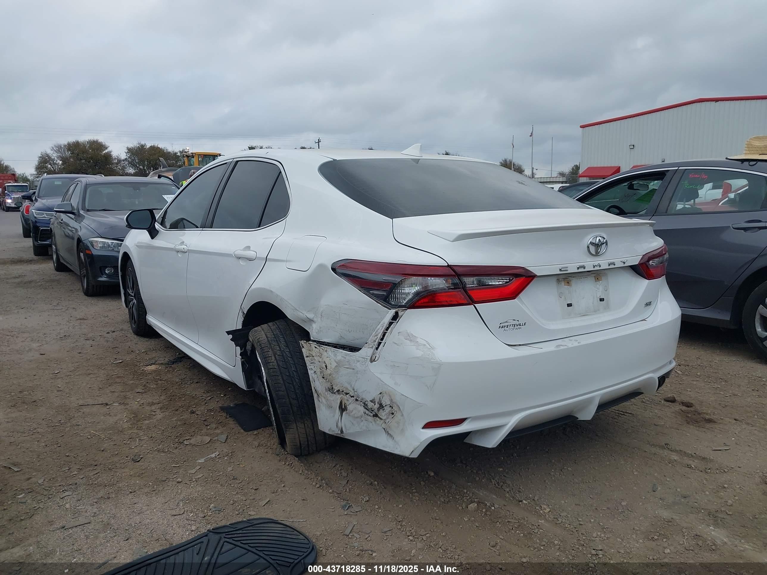 TOYOTA CAMRY image 3