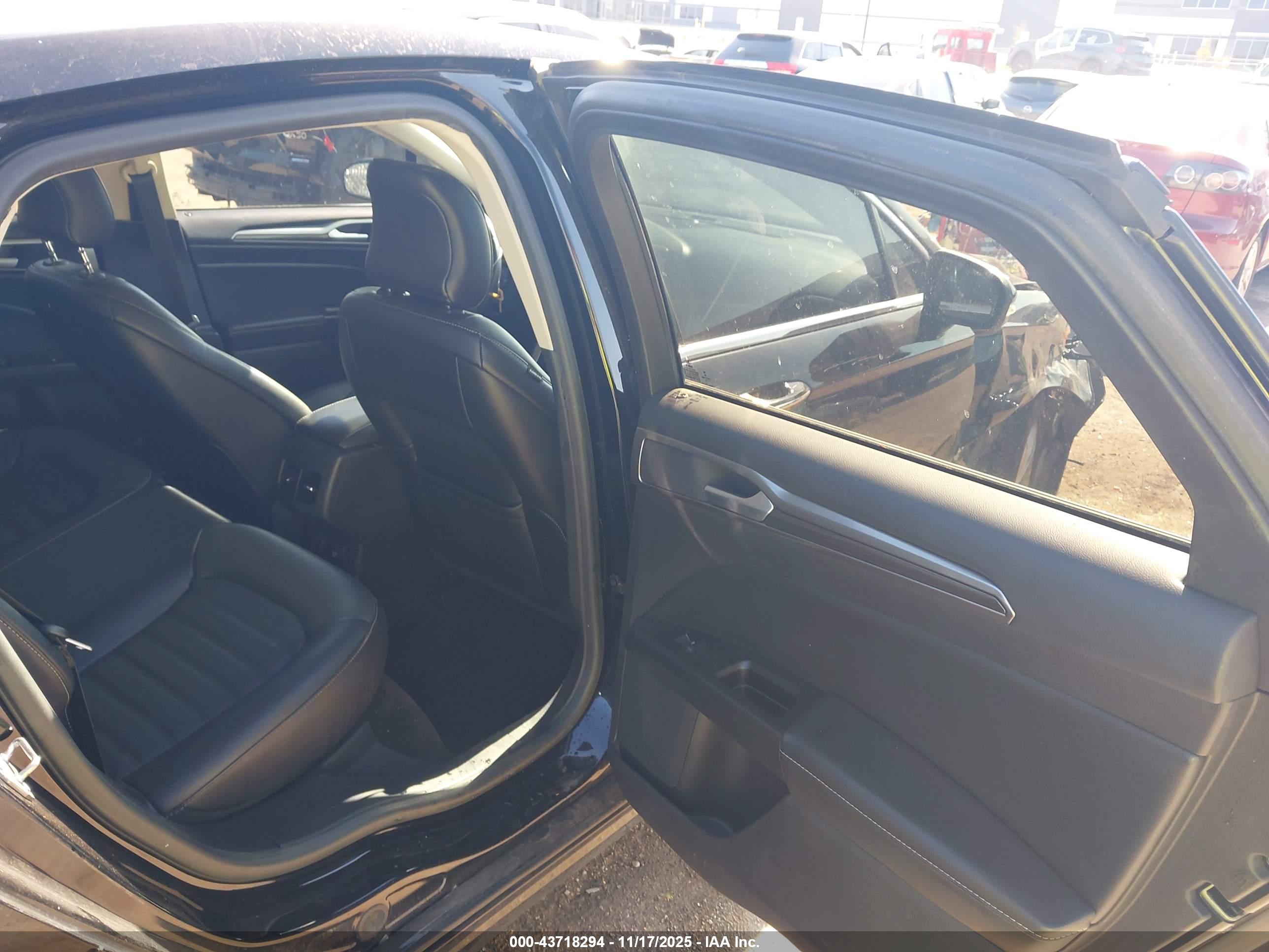 FORD FUSION image 8