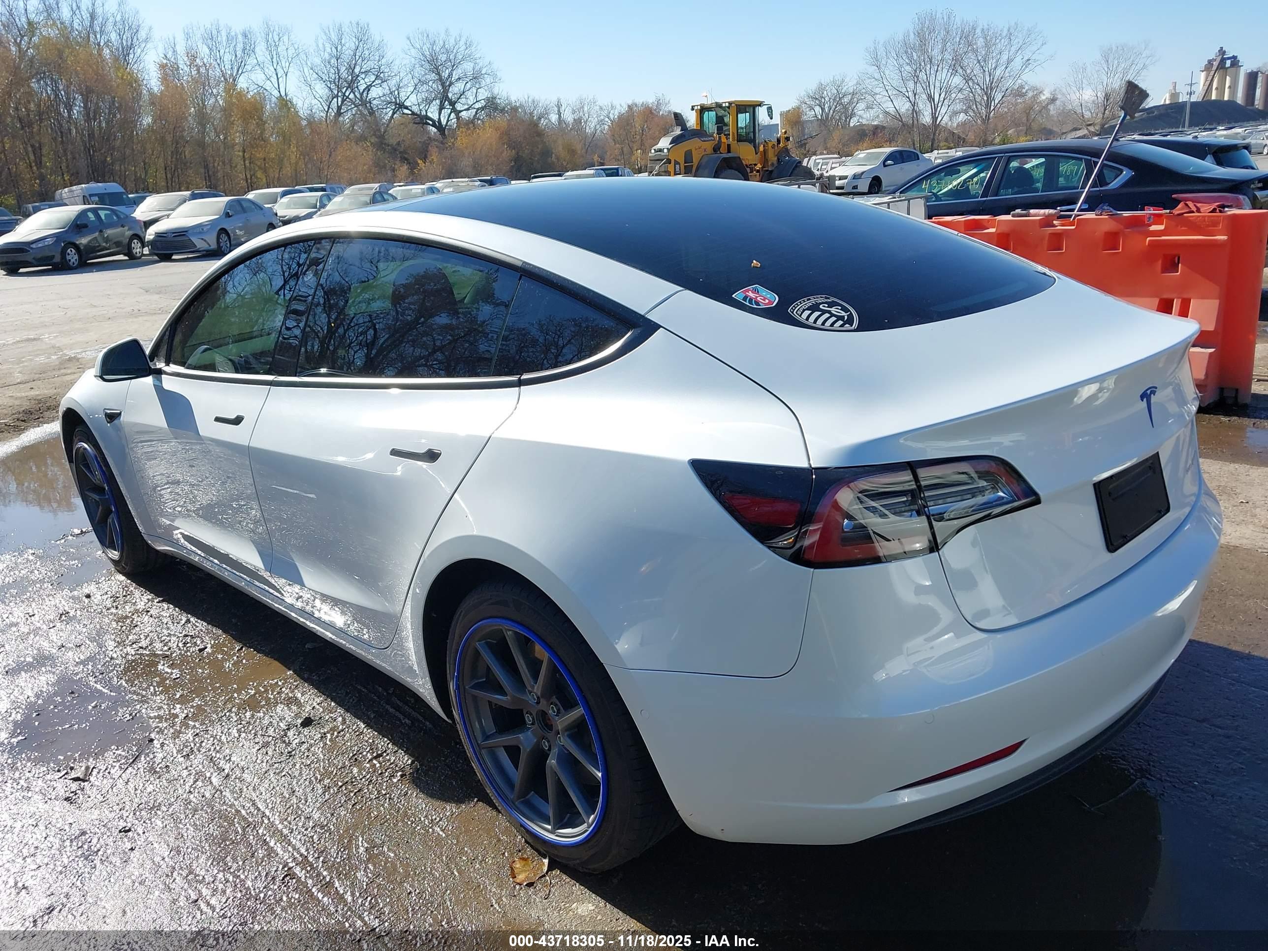 TESLA MODEL image 3