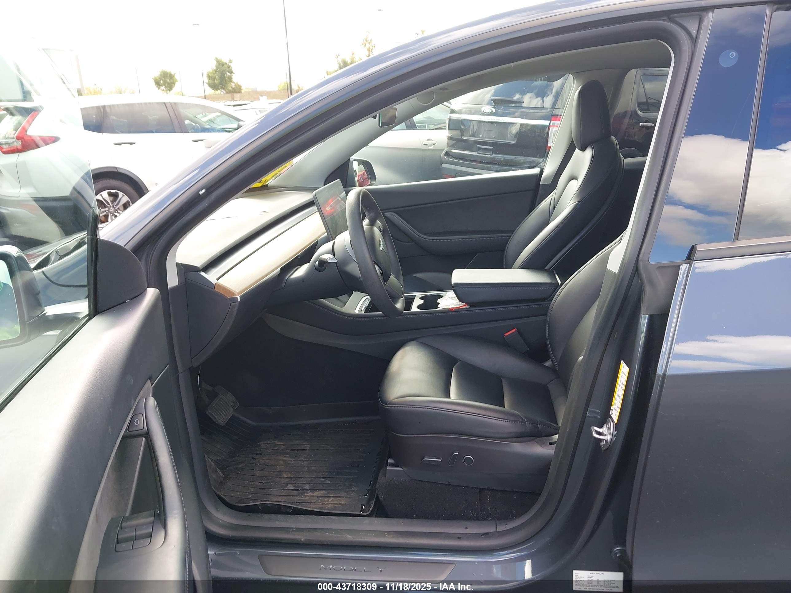 TESLA MODEL image 5