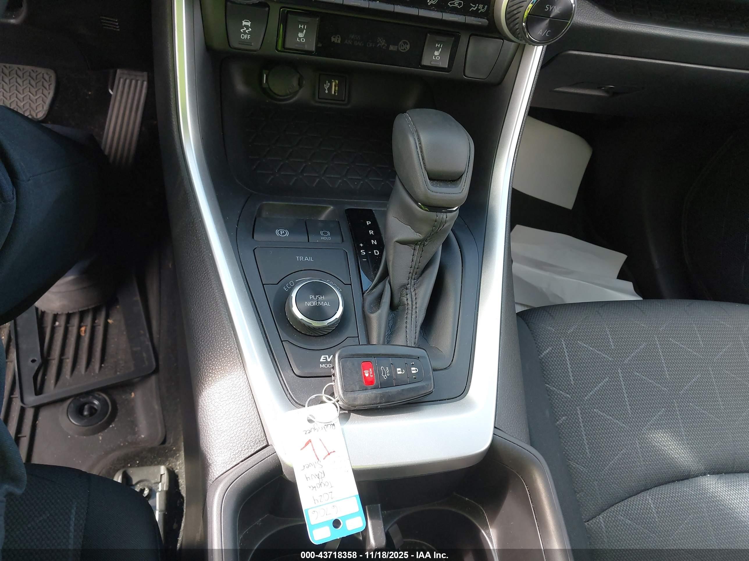 TOYOTA RAV4 image 11