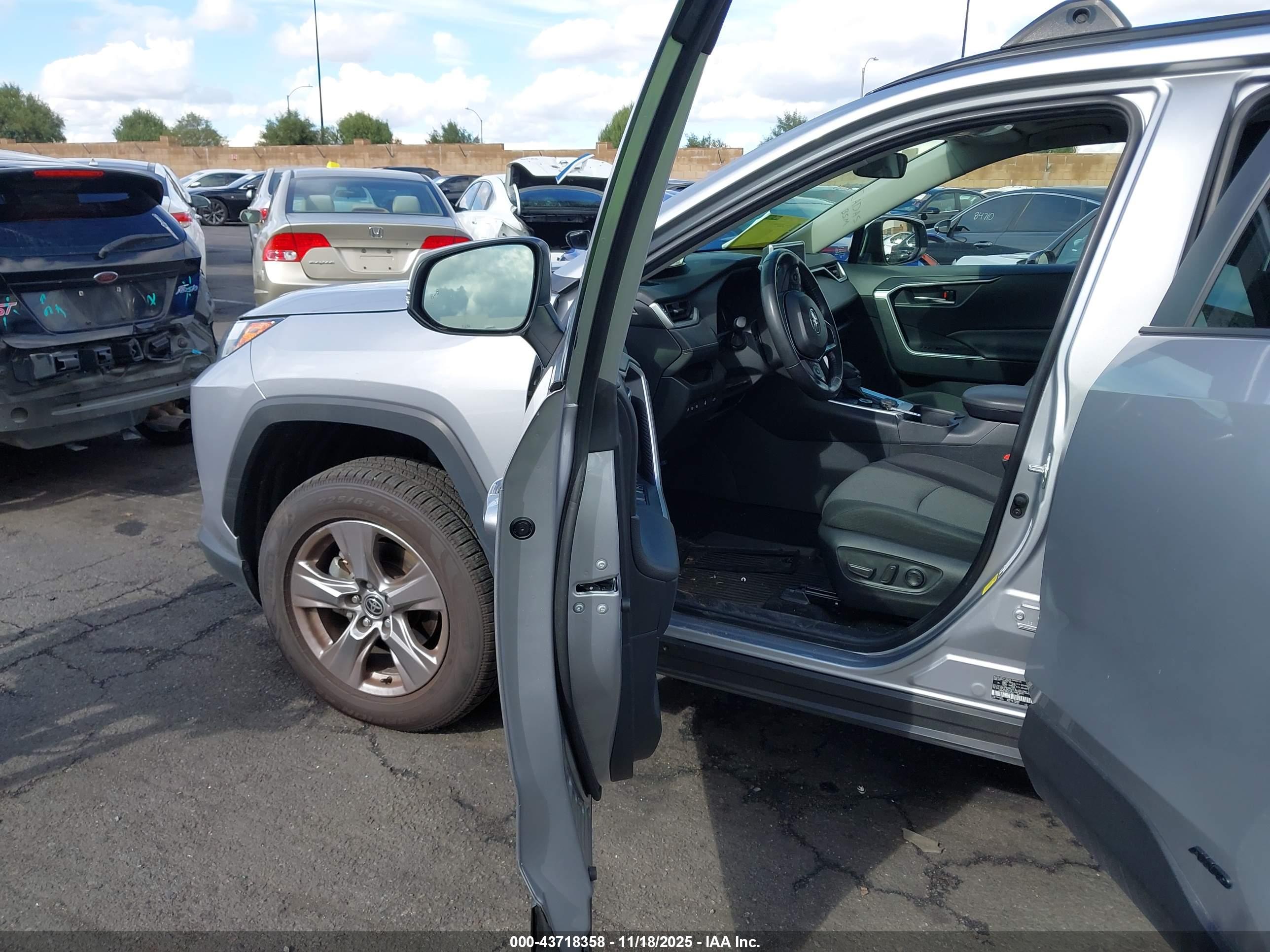TOYOTA RAV4 image 5