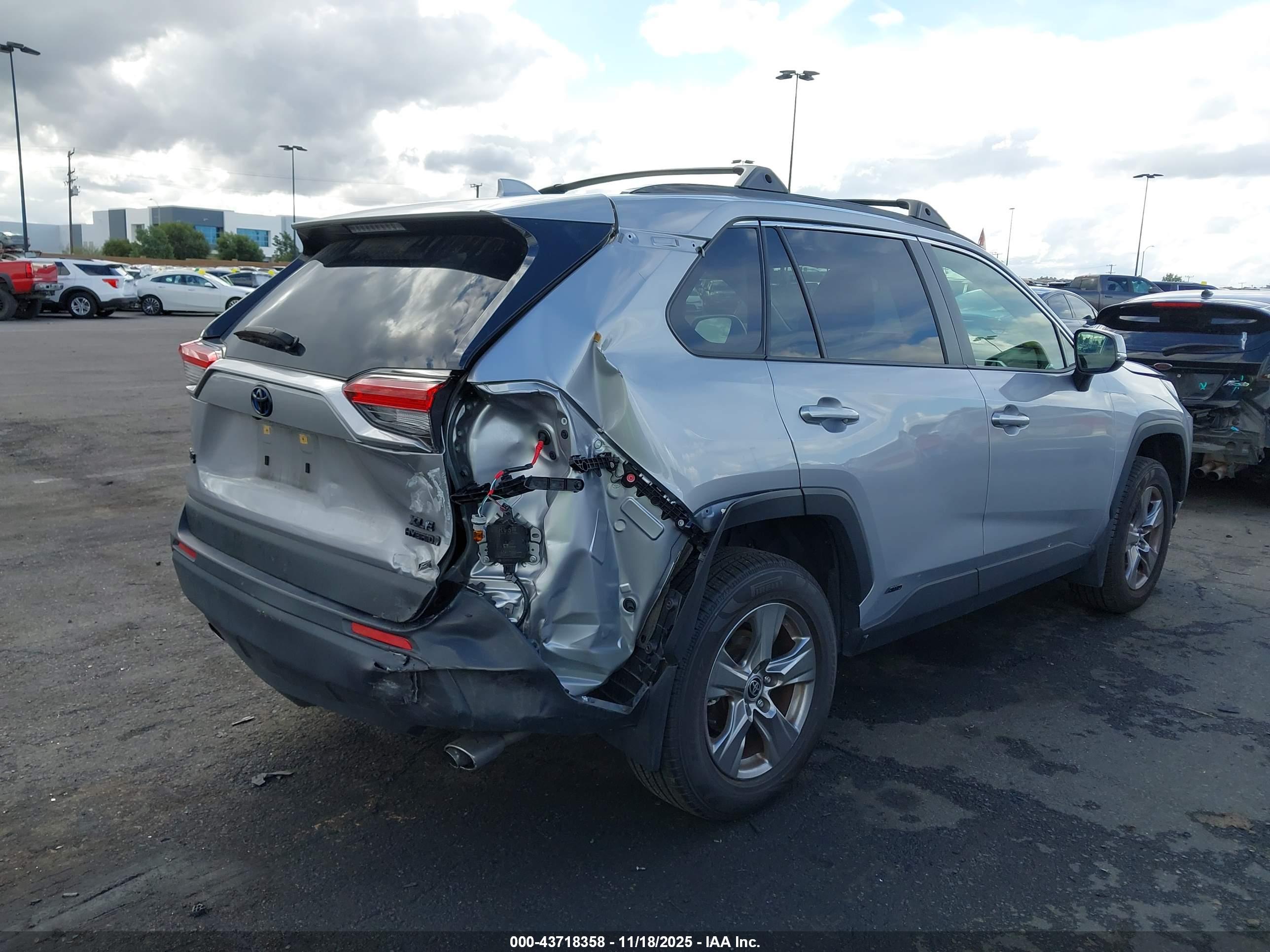 TOYOTA RAV4 image 6
