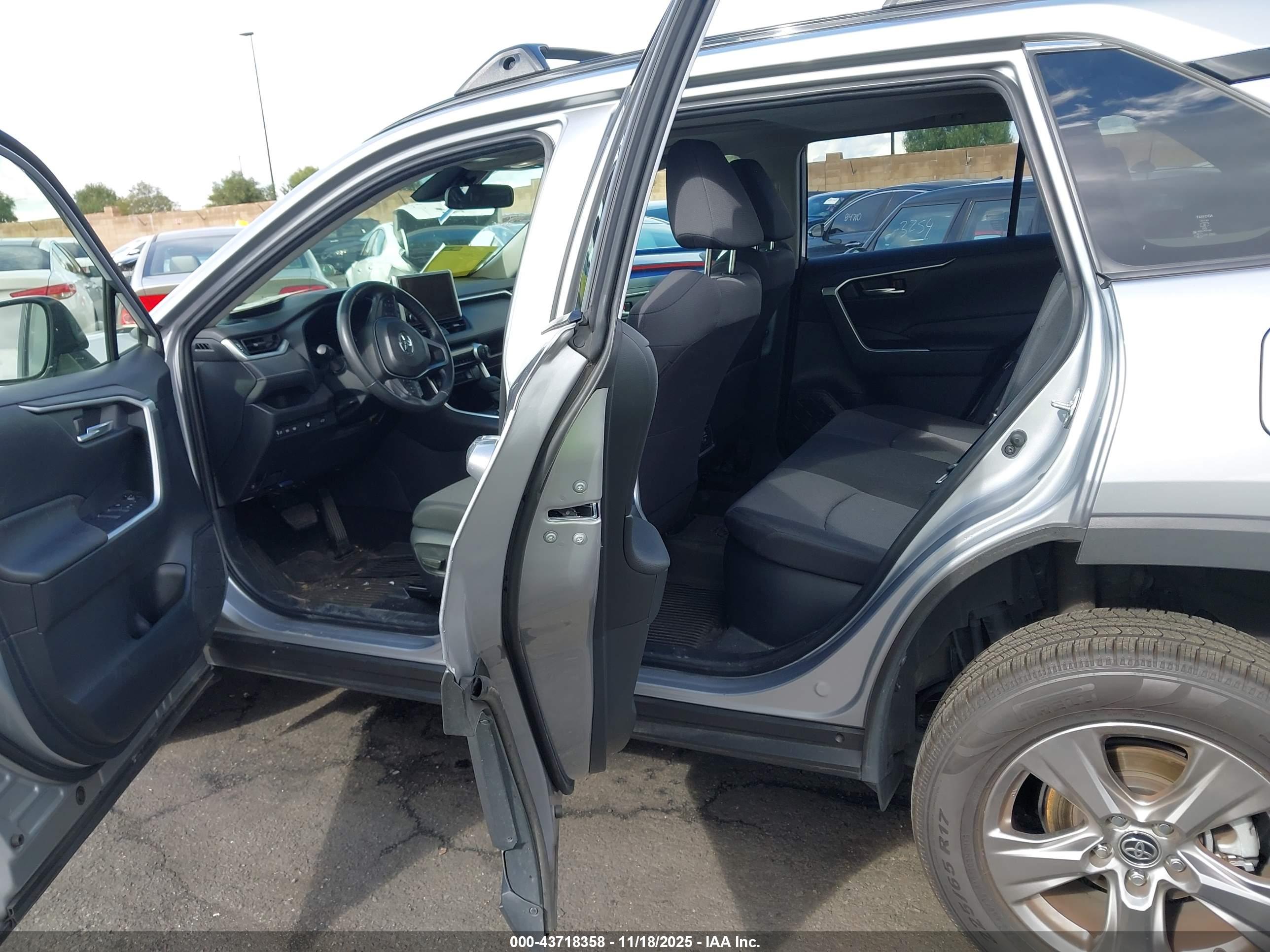 TOYOTA RAV4 image 8