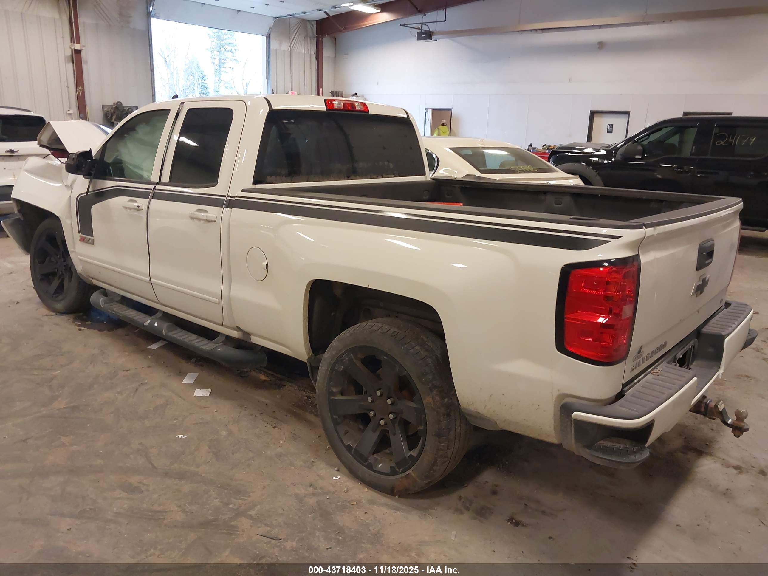 CHEVROLET SILVERADO image 3