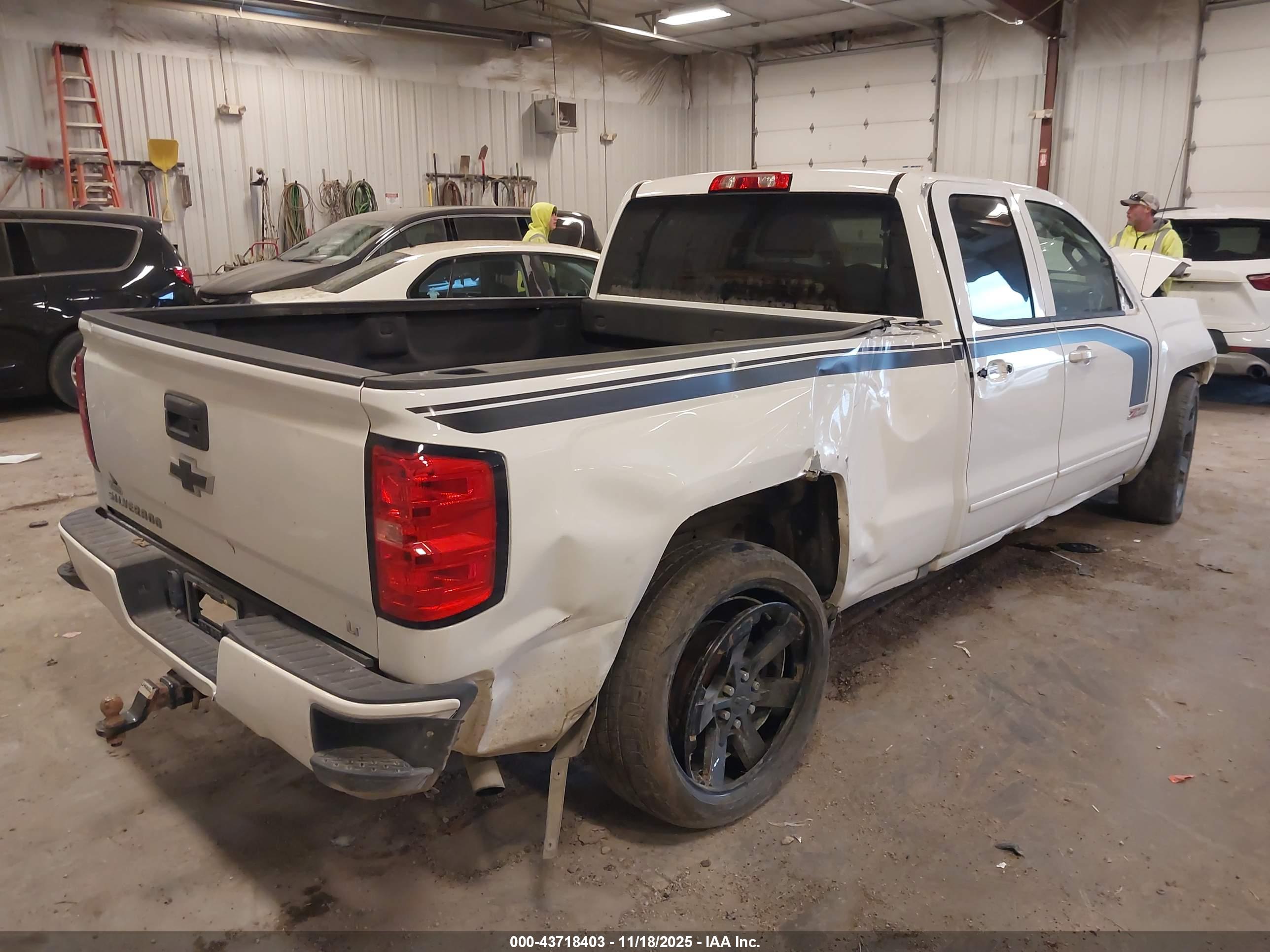 CHEVROLET SILVERADO image 4