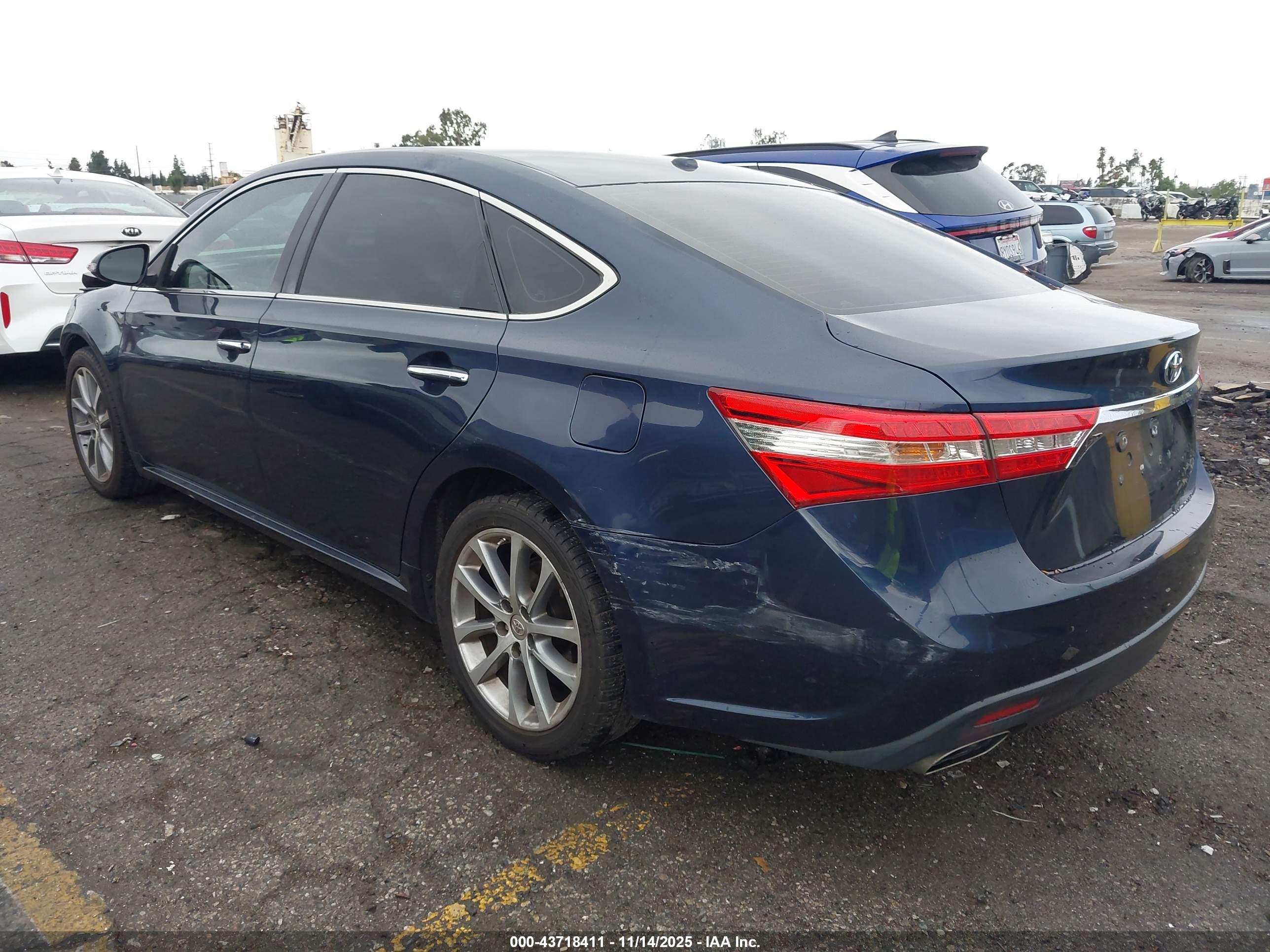 TOYOTA AVALON image 3