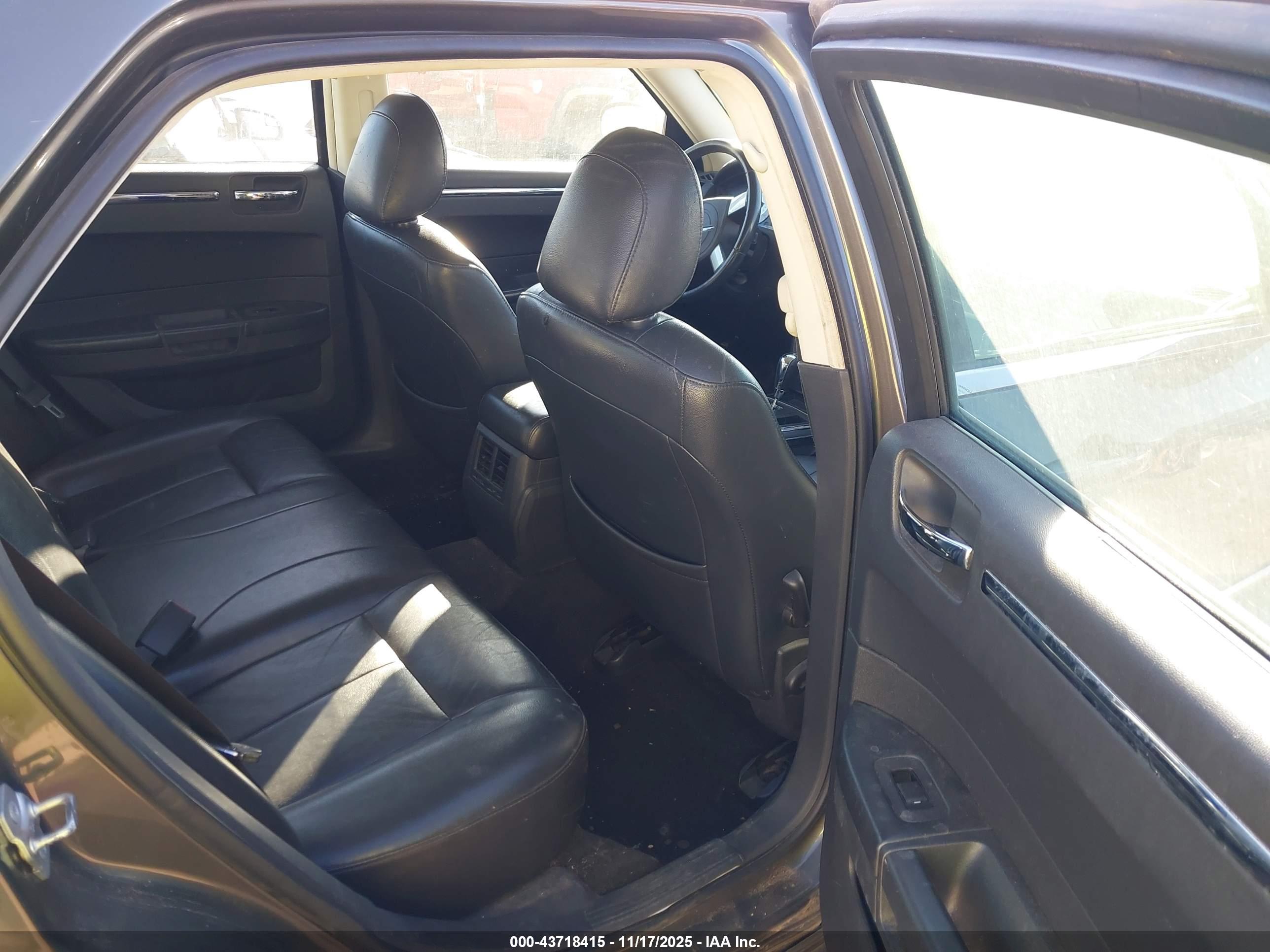 CHRYSLER 300 image 8