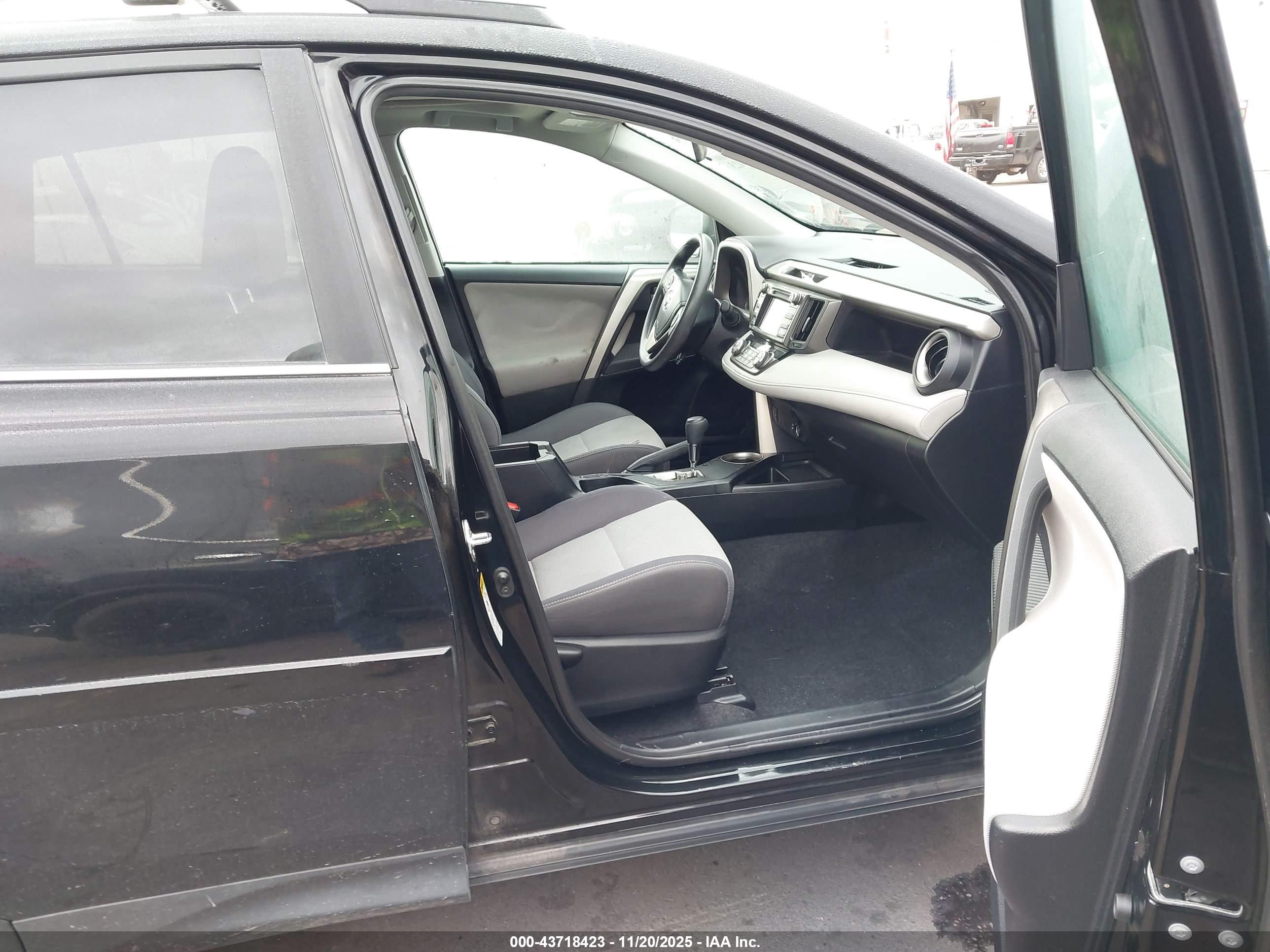 TOYOTA RAV4 image 5