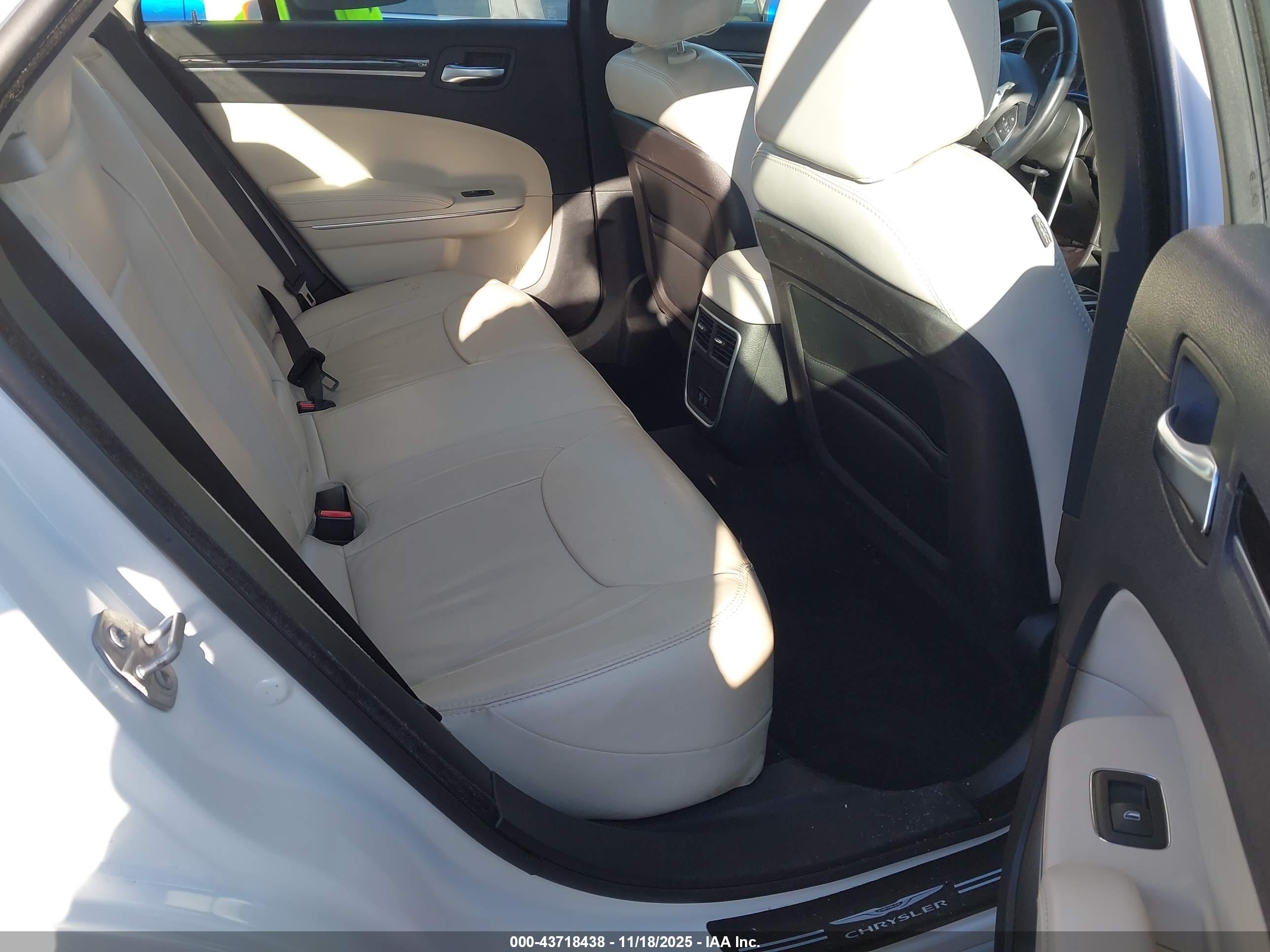 CHRYSLER 300 image 8