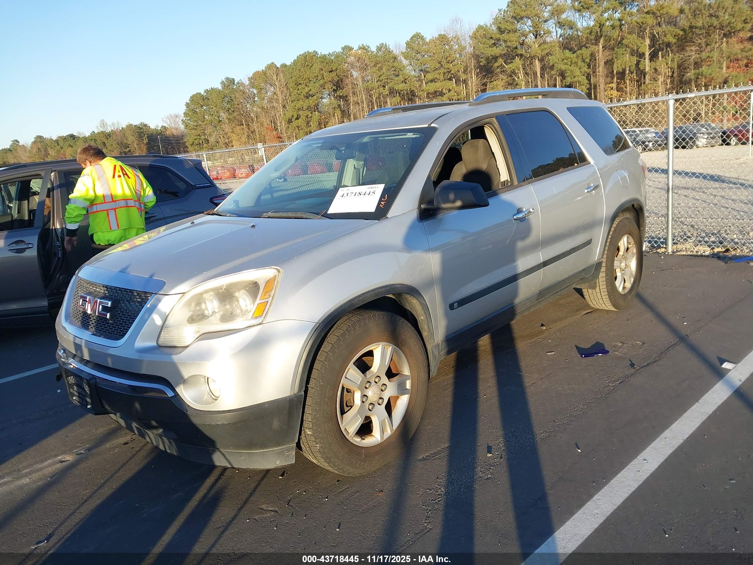GMC ACADIA image 2