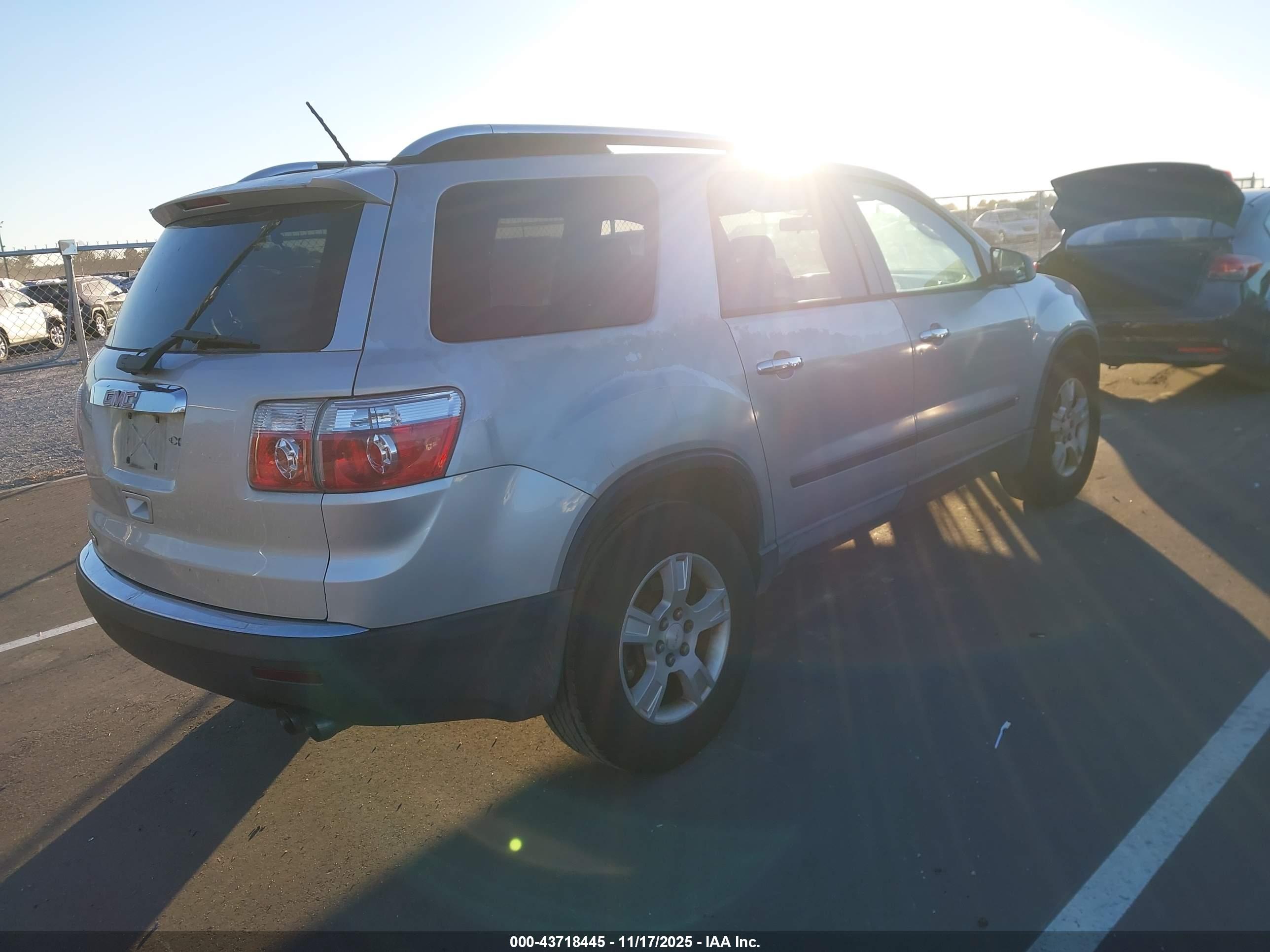 GMC ACADIA image 4