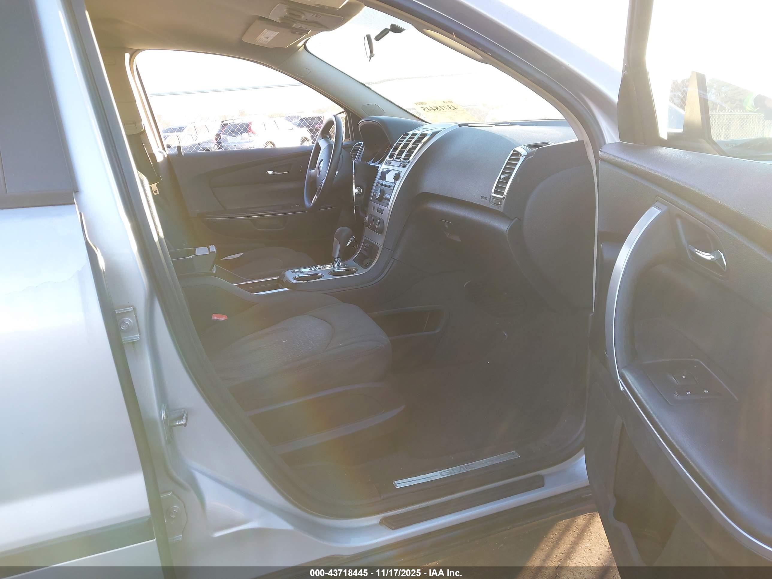 GMC ACADIA image 5