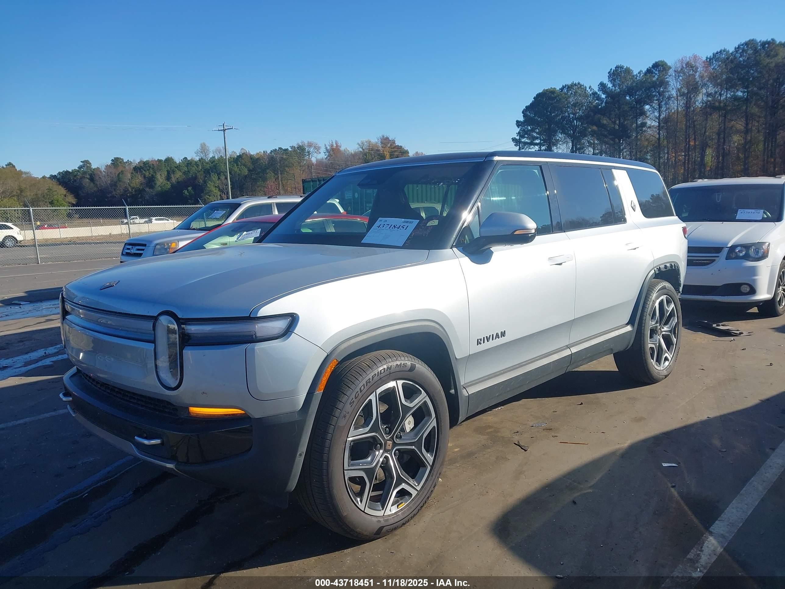 RIVIAN R1S image 2