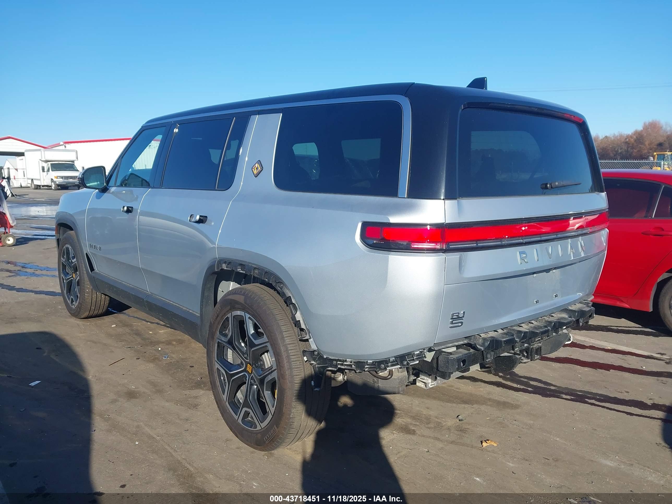 RIVIAN R1S image 3
