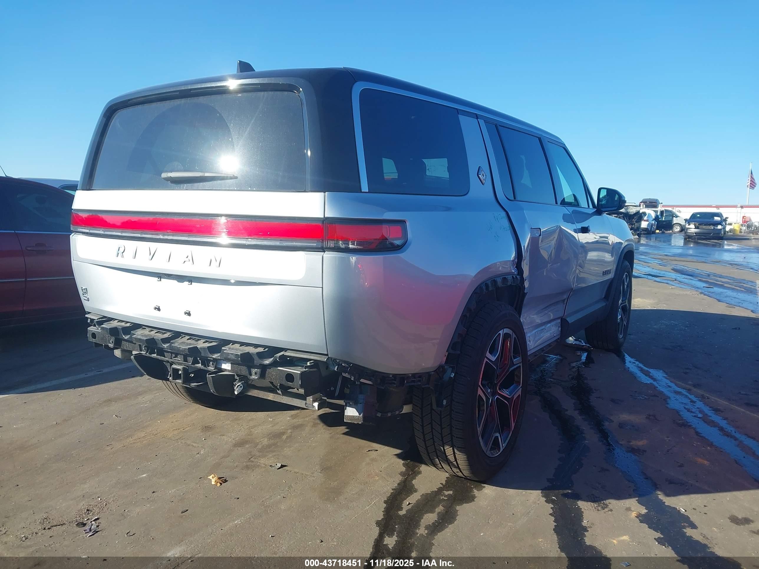 RIVIAN R1S image 4