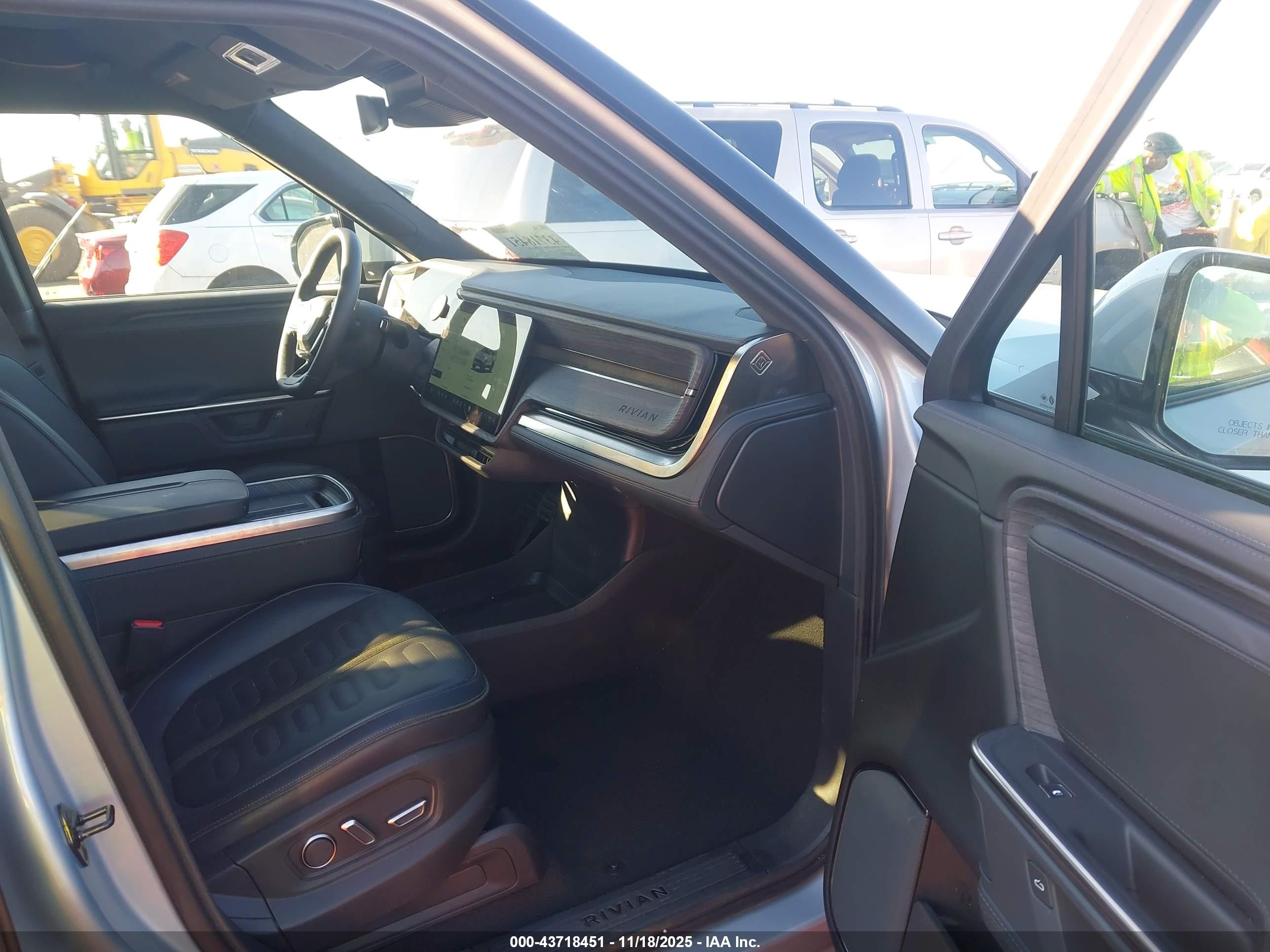 RIVIAN R1S image 5