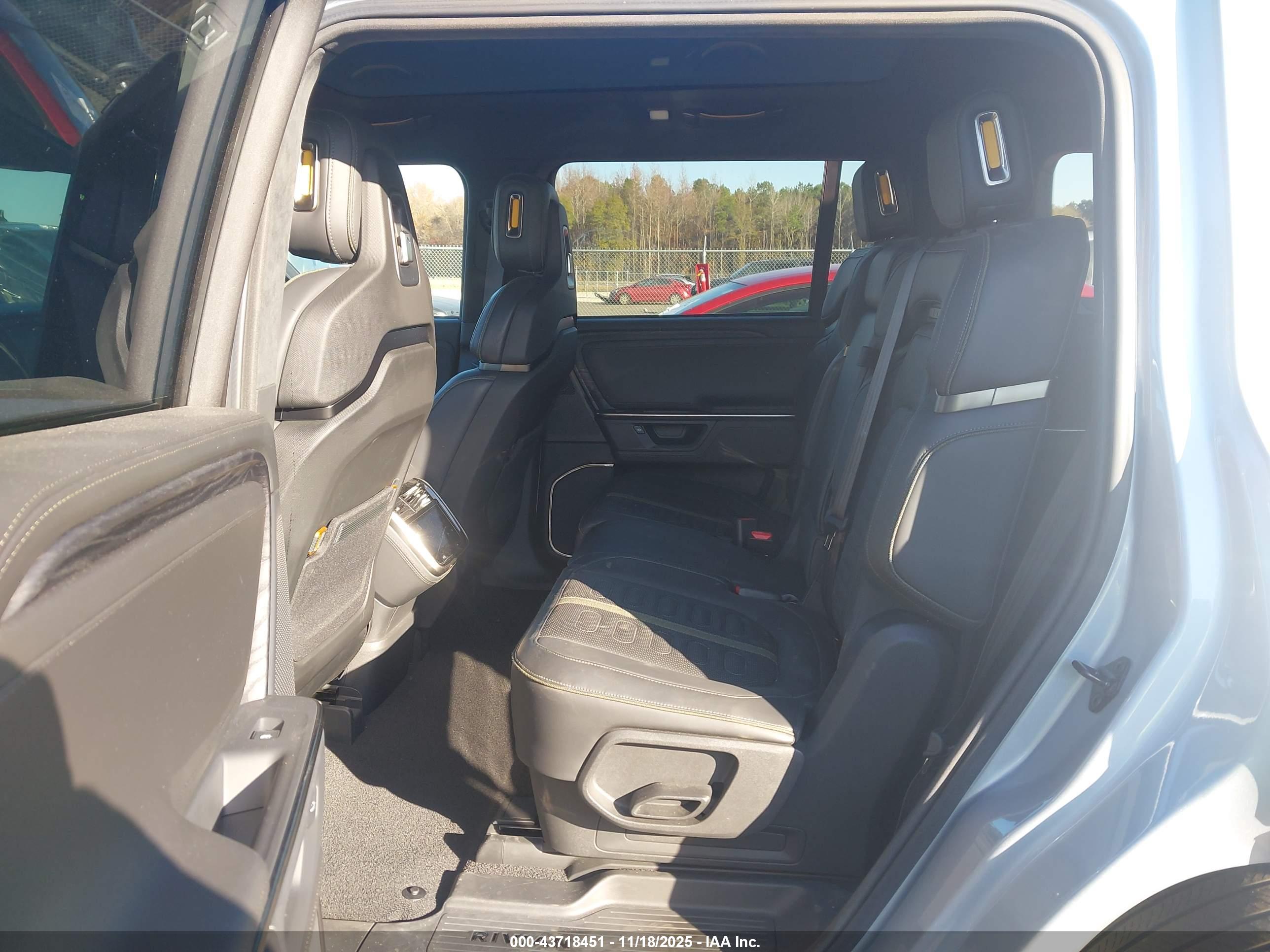 RIVIAN R1S image 8