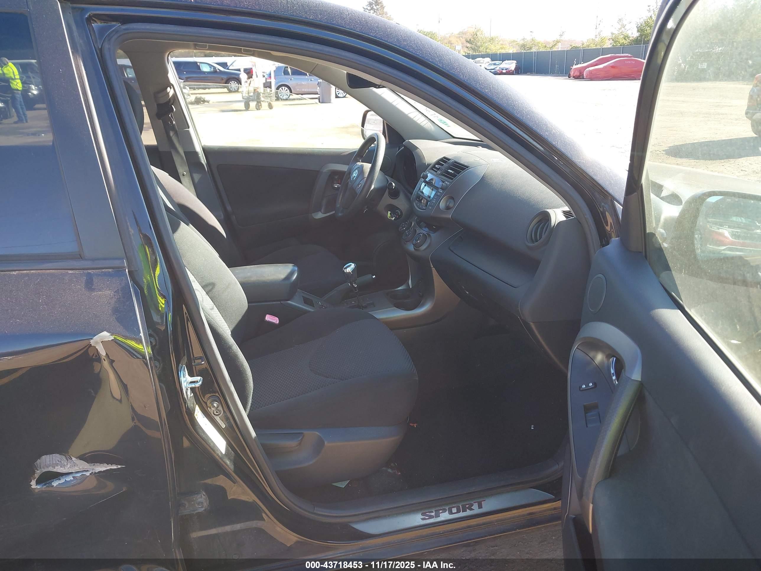 TOYOTA RAV4 image 5