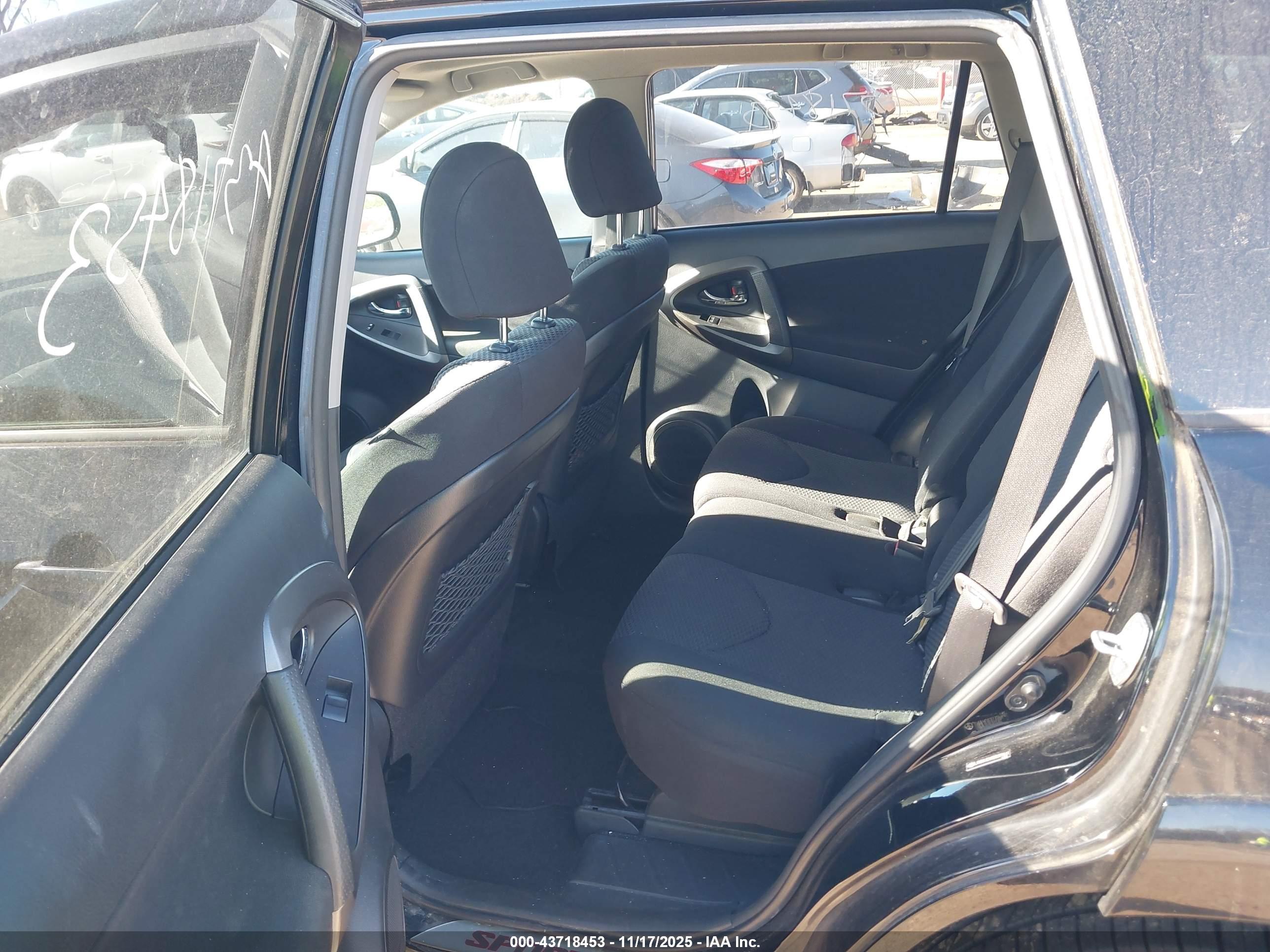 TOYOTA RAV4 image 8