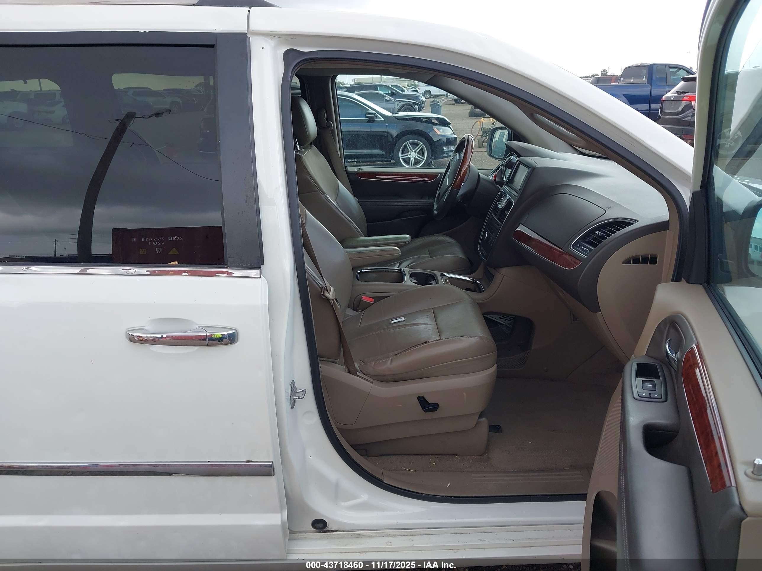 CHRYSLER TOWN image 5