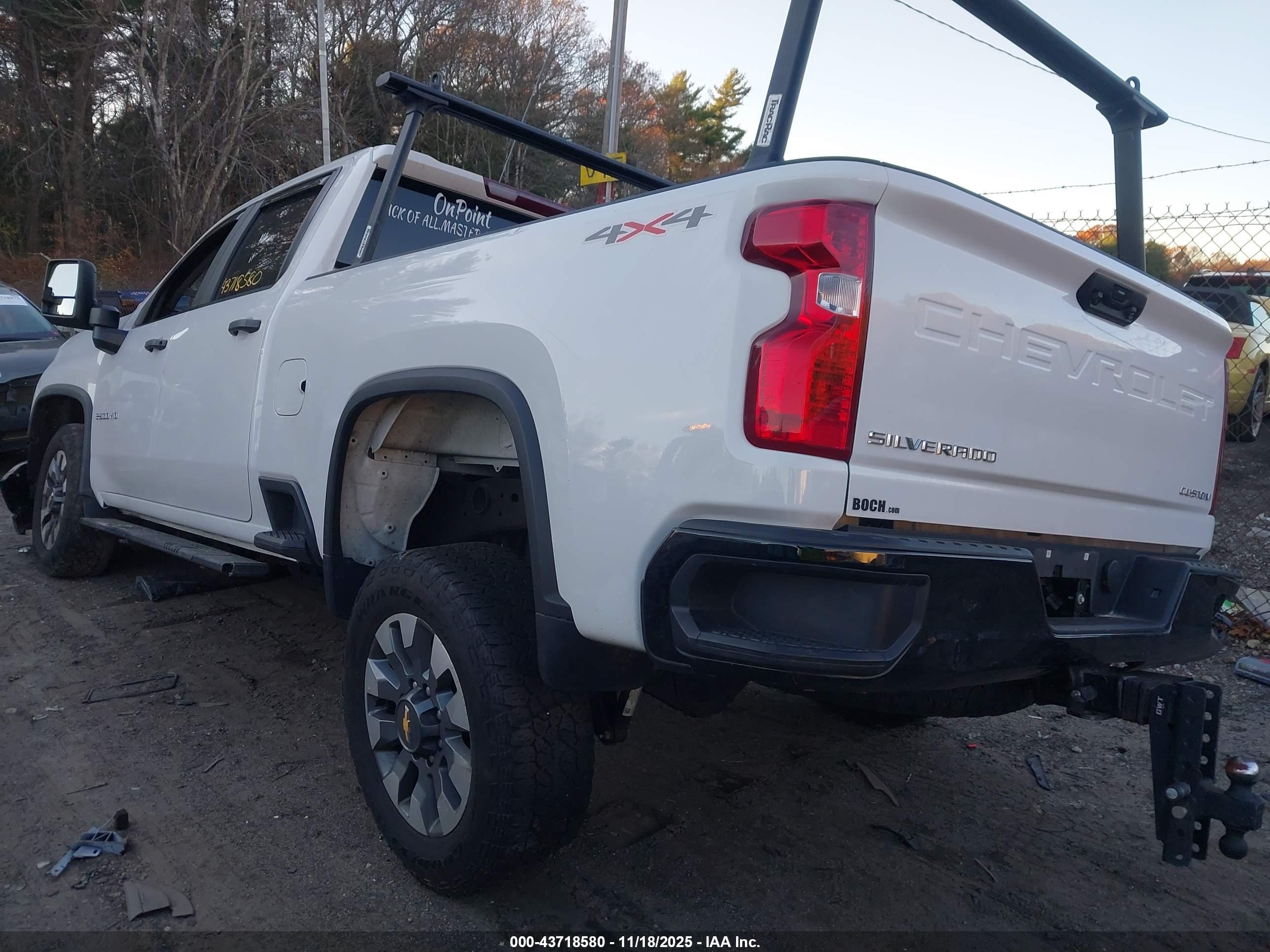 CHEVROLET SILVERADO image 3
