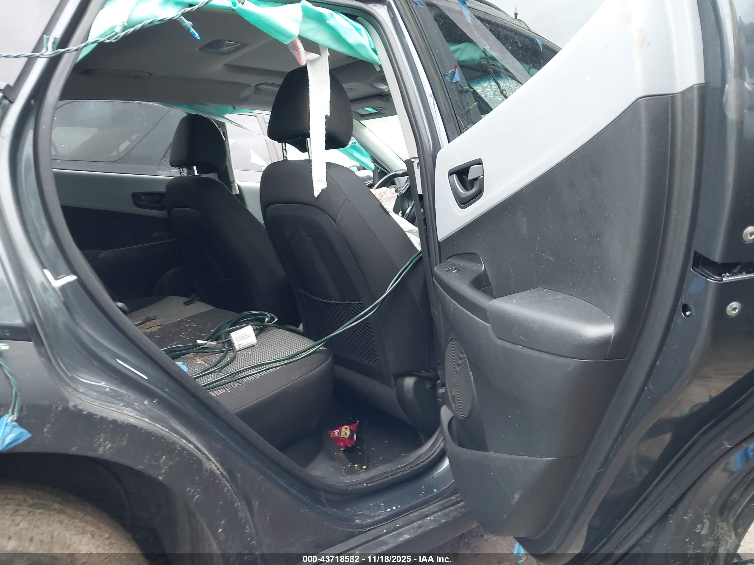 HYUNDAI KONA image 8