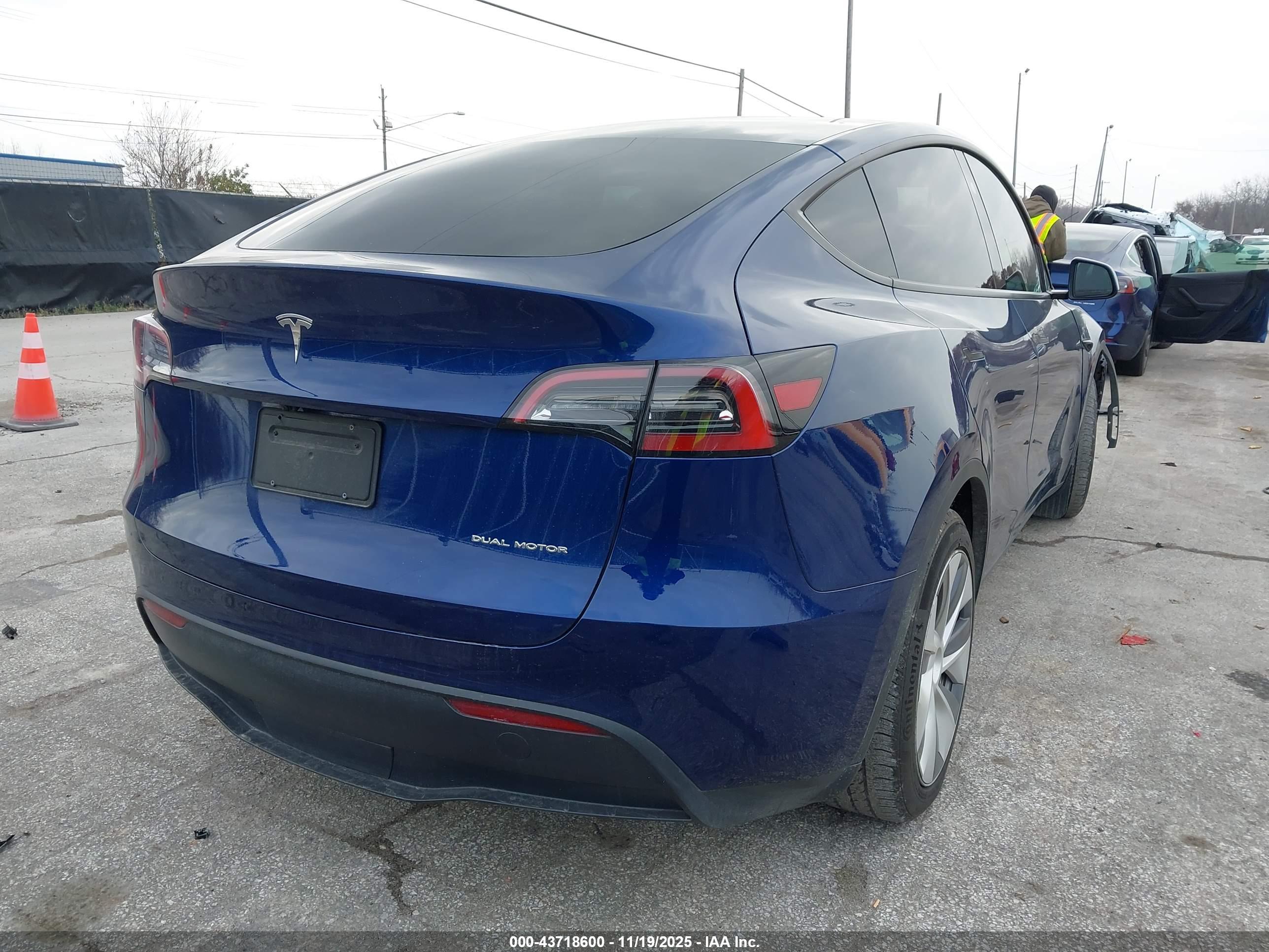 TESLA MODEL image 4