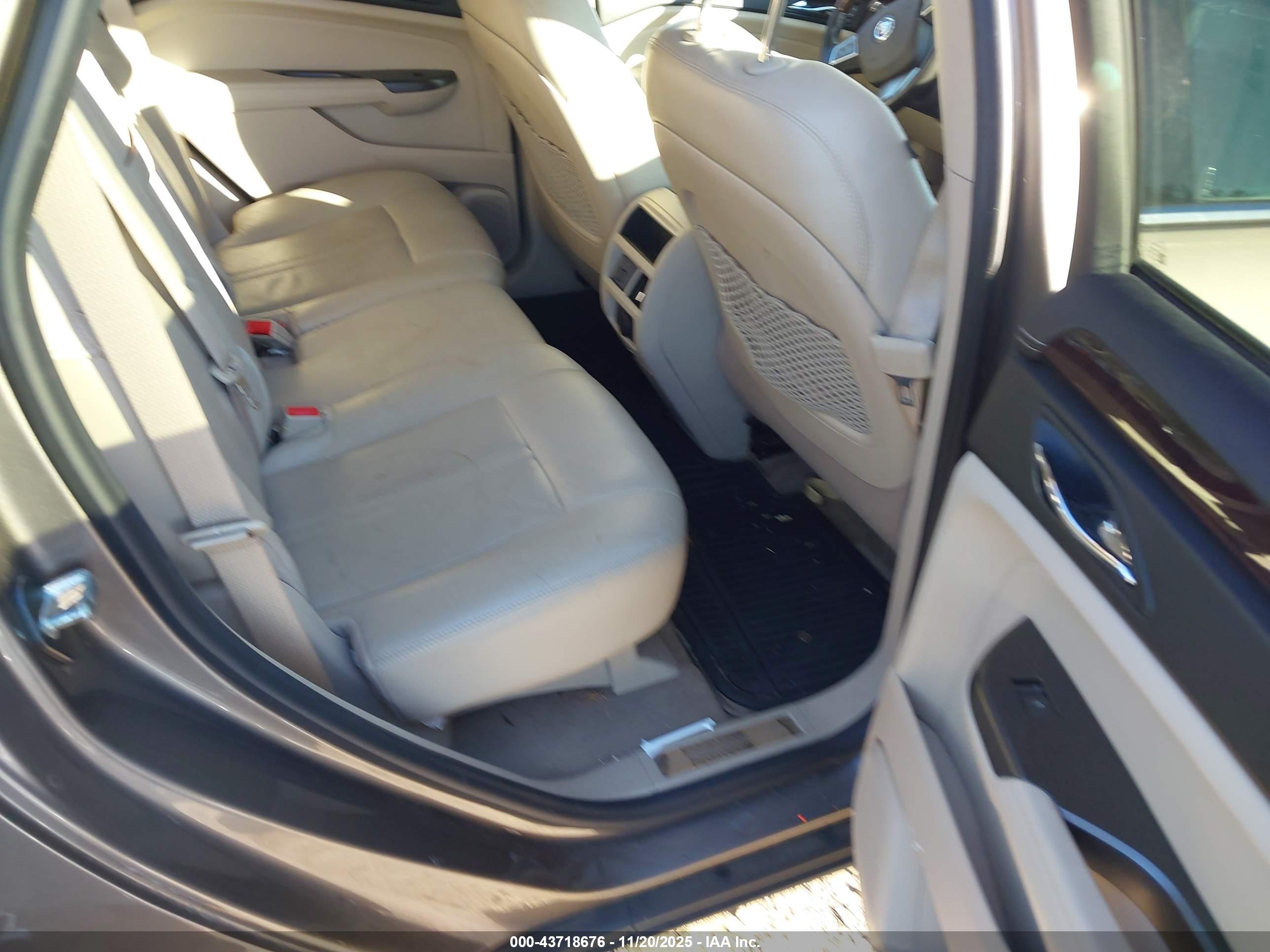 CADILLAC SRX image 8
