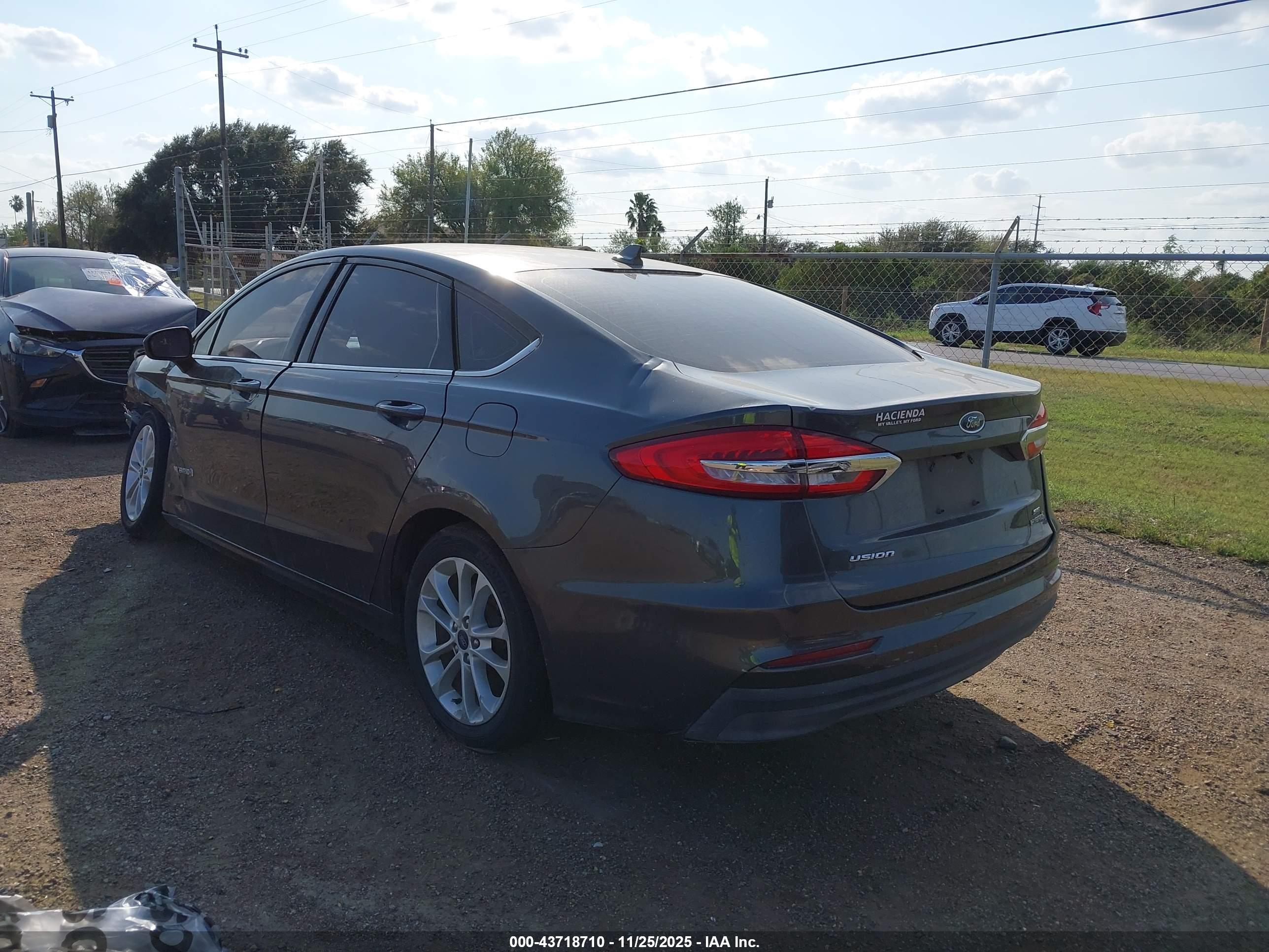 FORD FUSION image 3