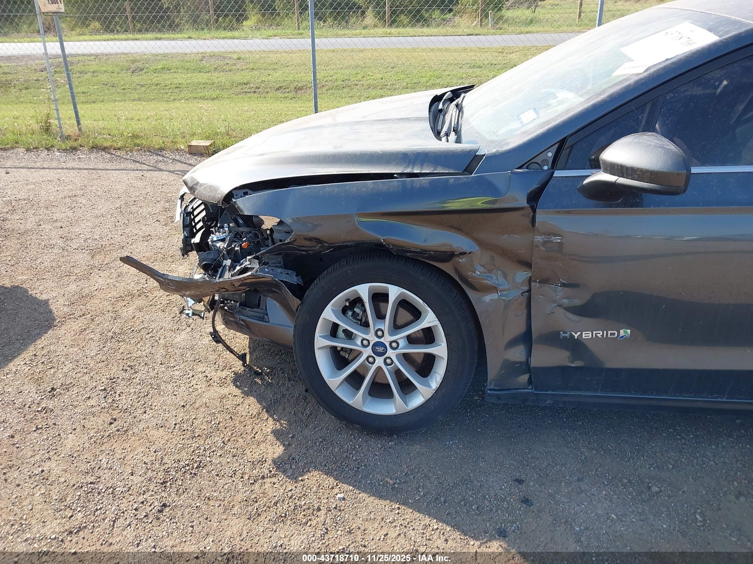 FORD FUSION image 6