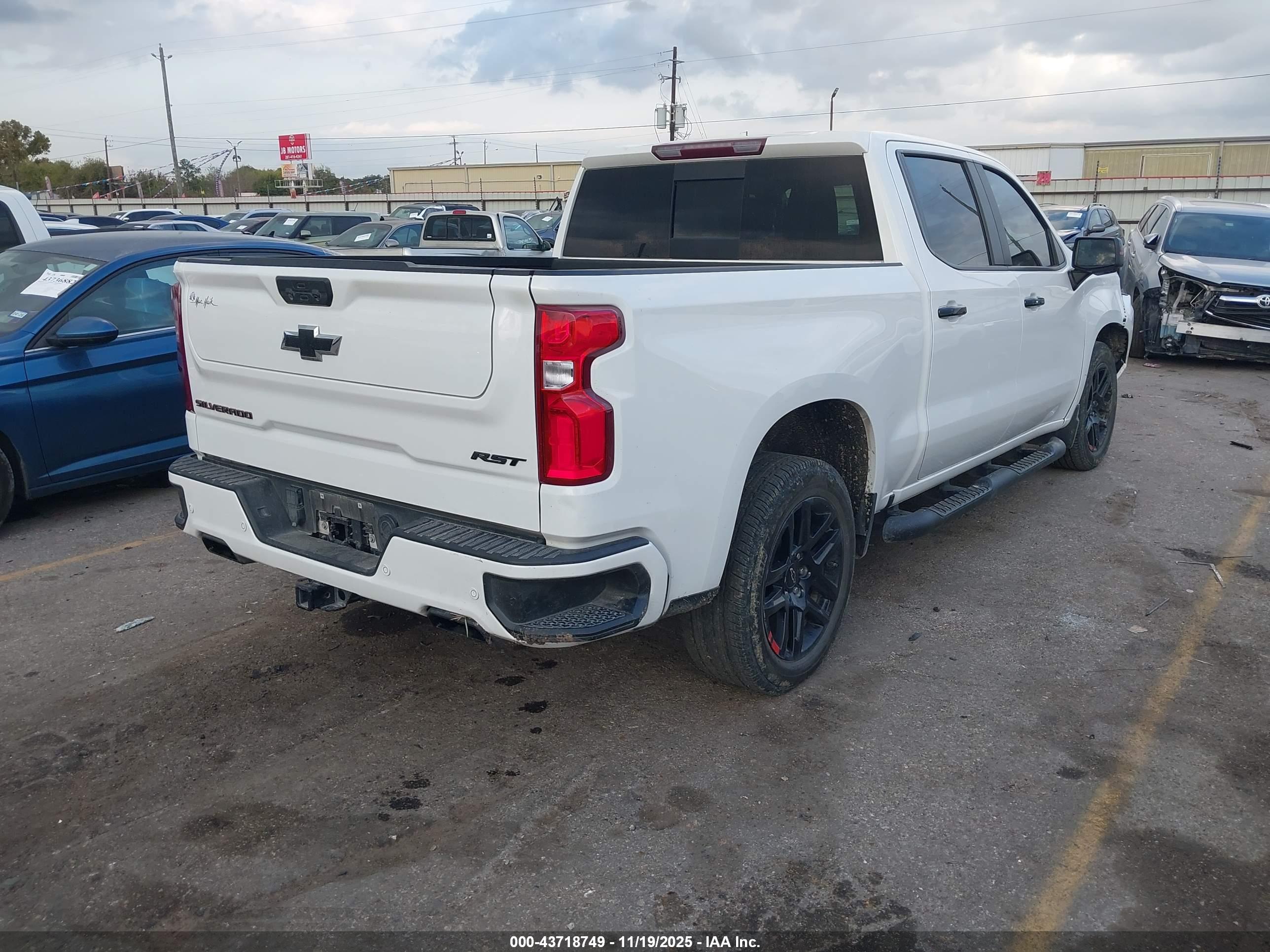 CHEVROLET SILVERADO image 4