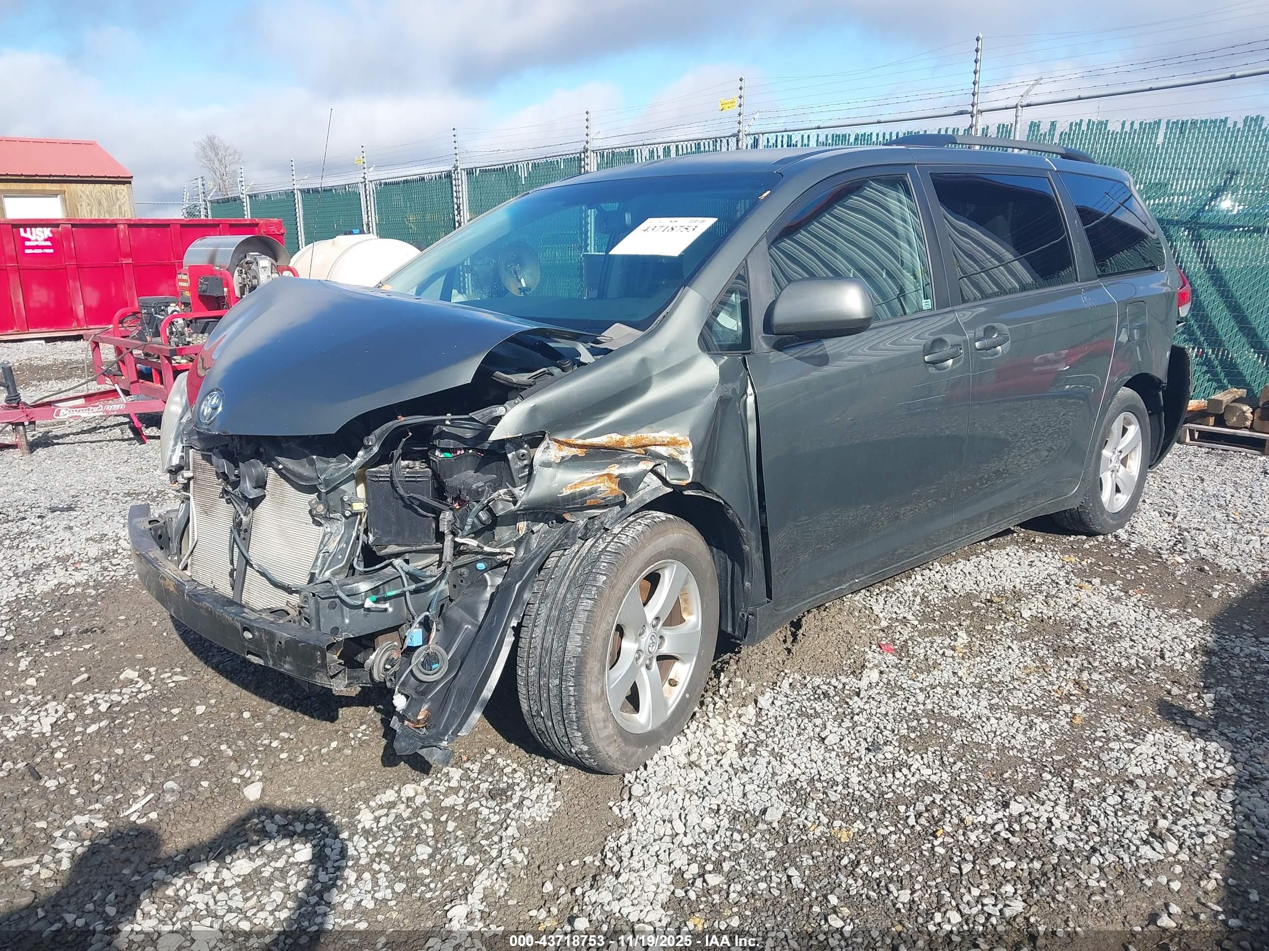 TOYOTA SIENNA image 2