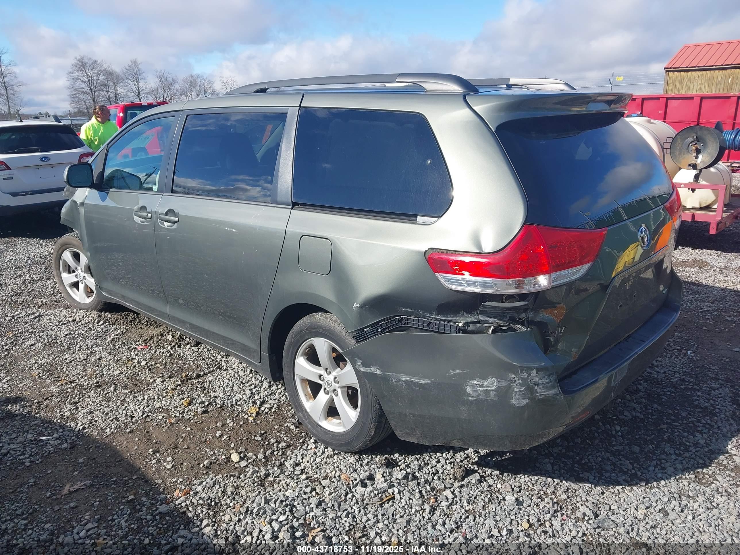 TOYOTA SIENNA image 3