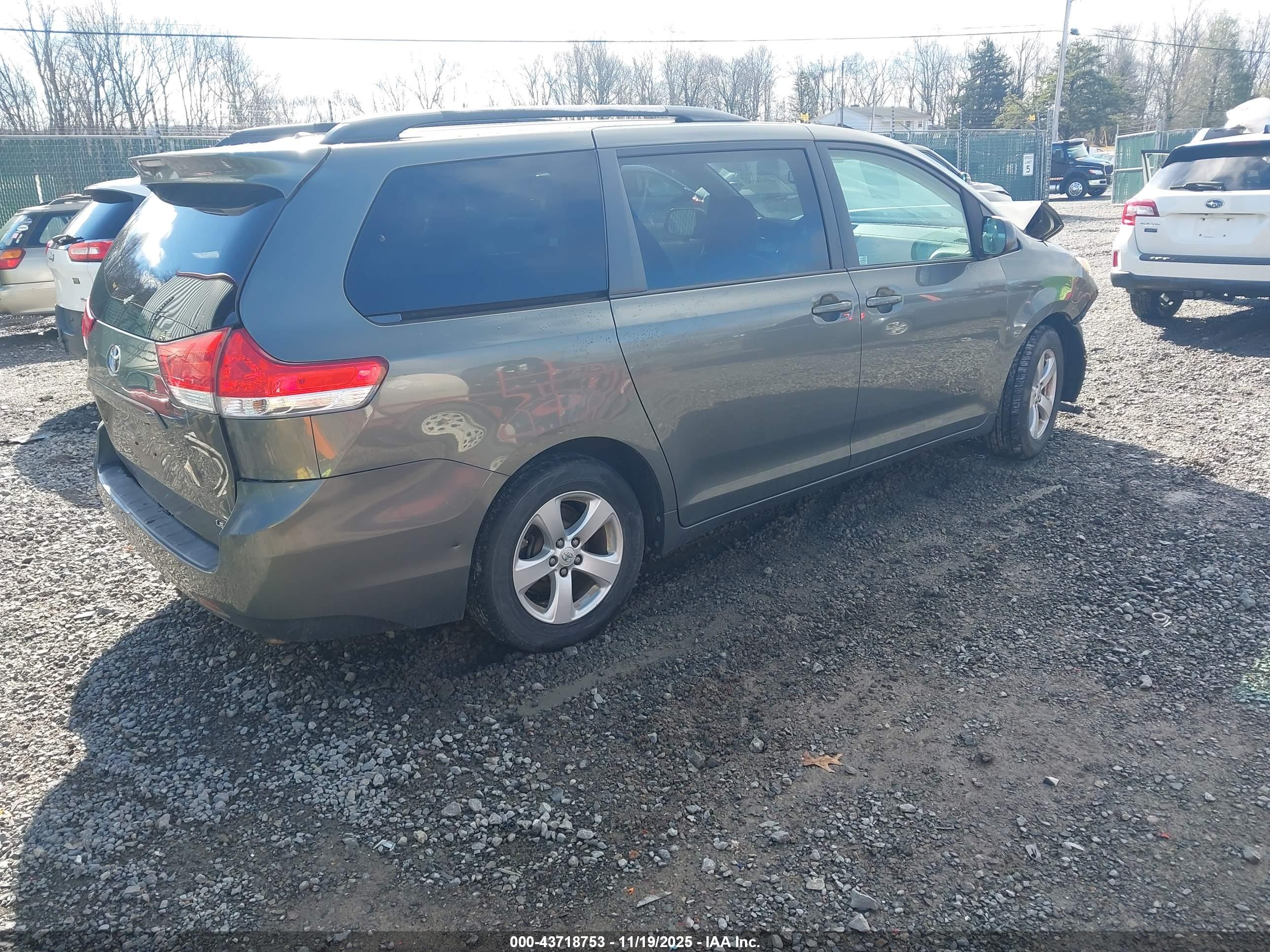 TOYOTA SIENNA image 4