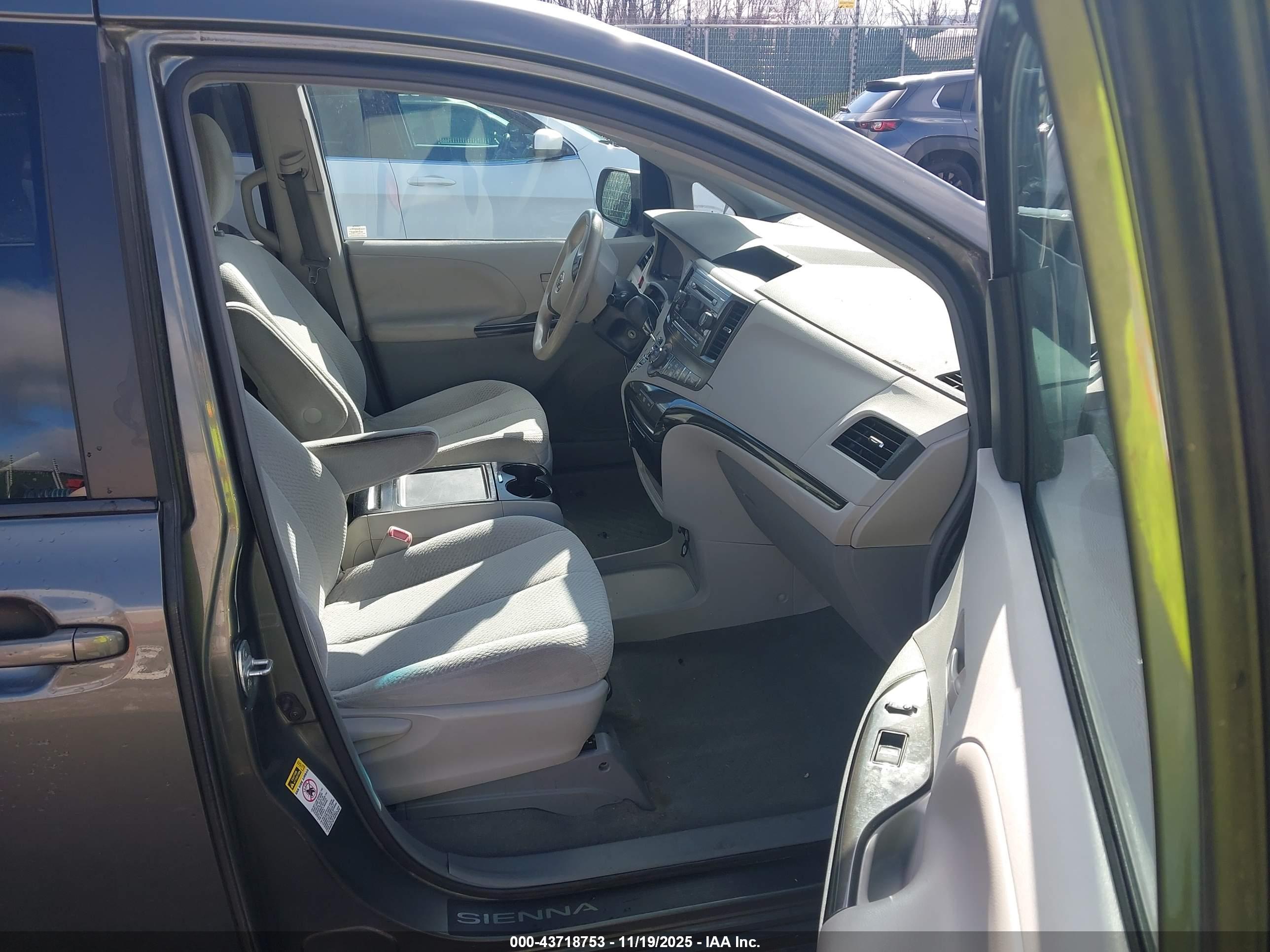 TOYOTA SIENNA image 5