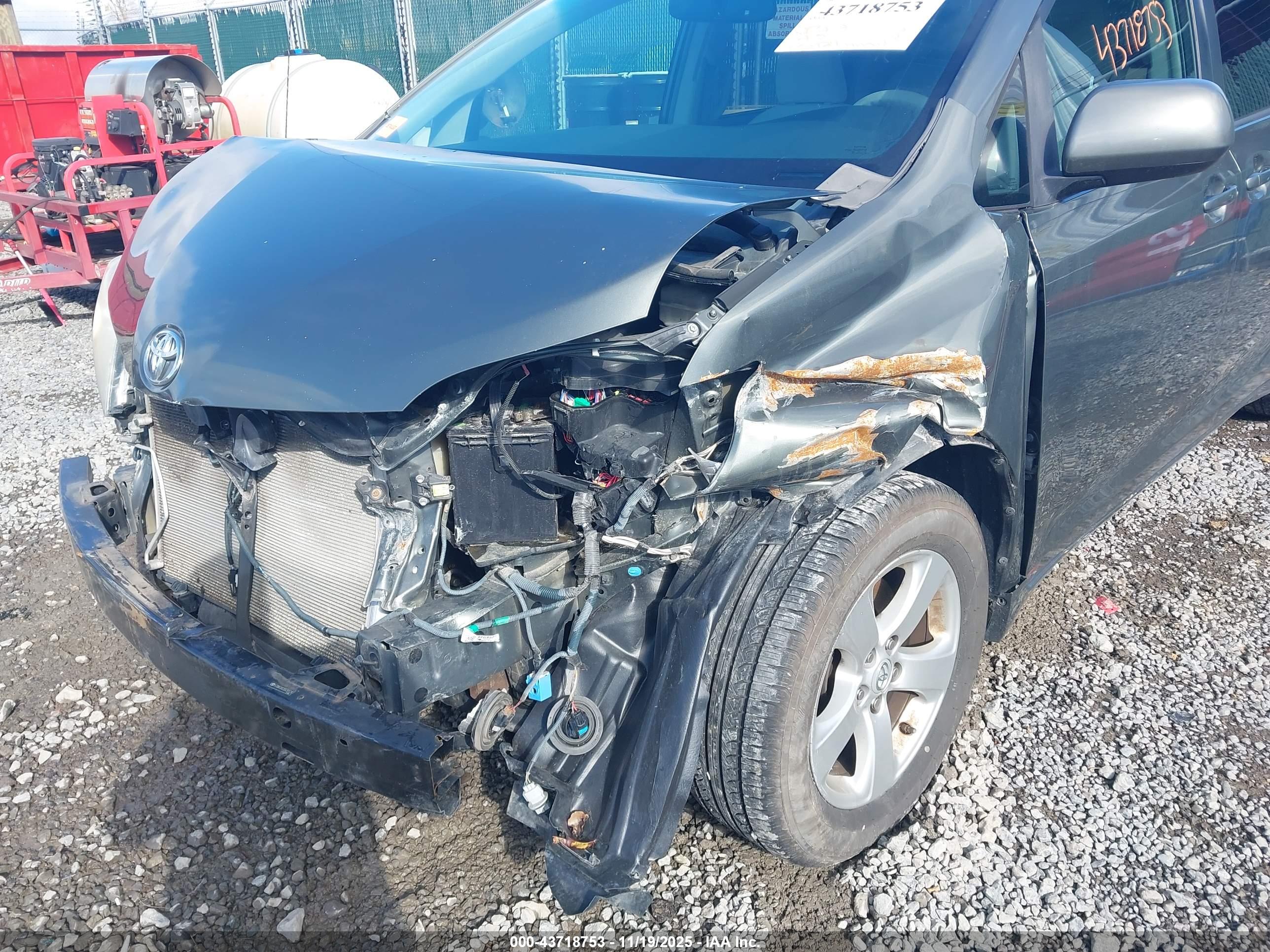 TOYOTA SIENNA image 6
