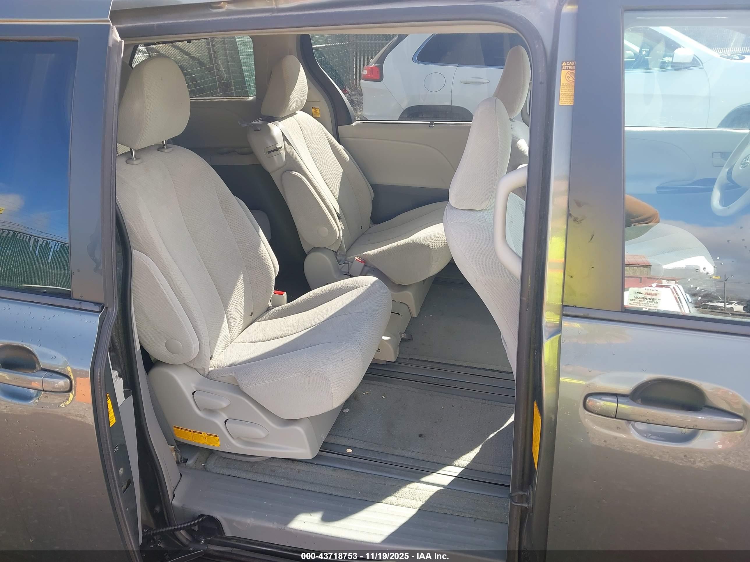TOYOTA SIENNA image 8