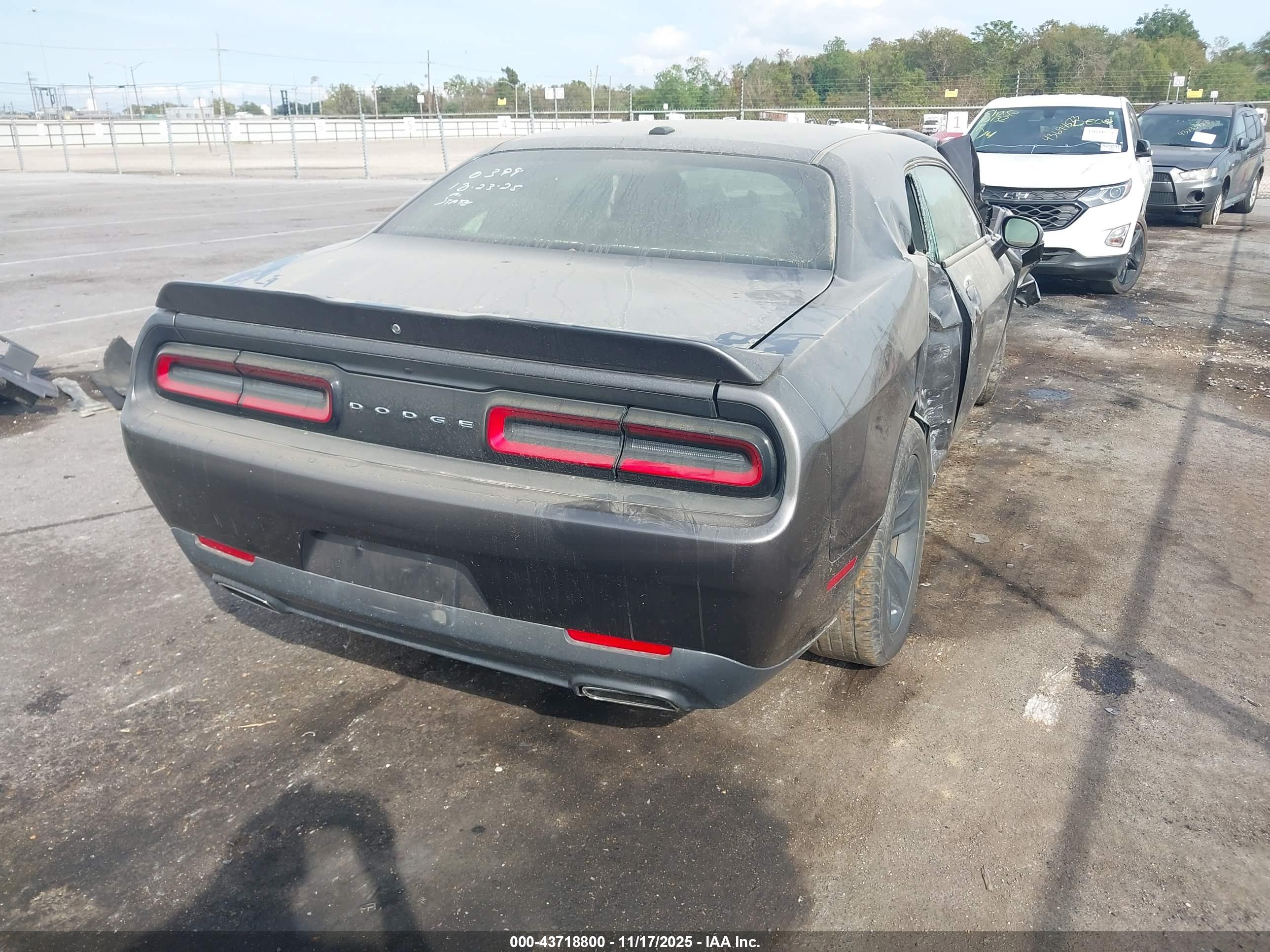 DODGE CHALLENGER image 4
