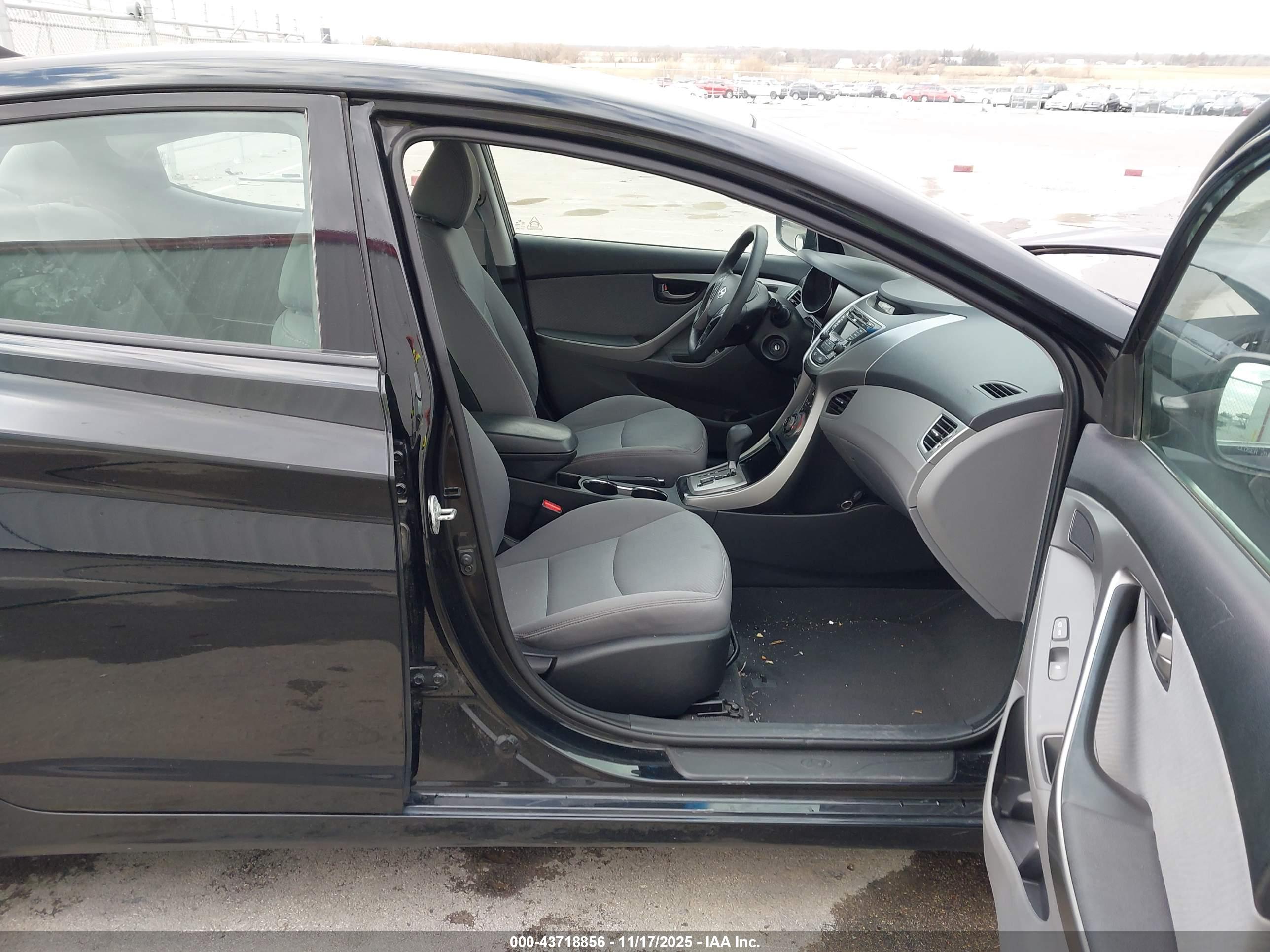 HYUNDAI ELANTRA image 5