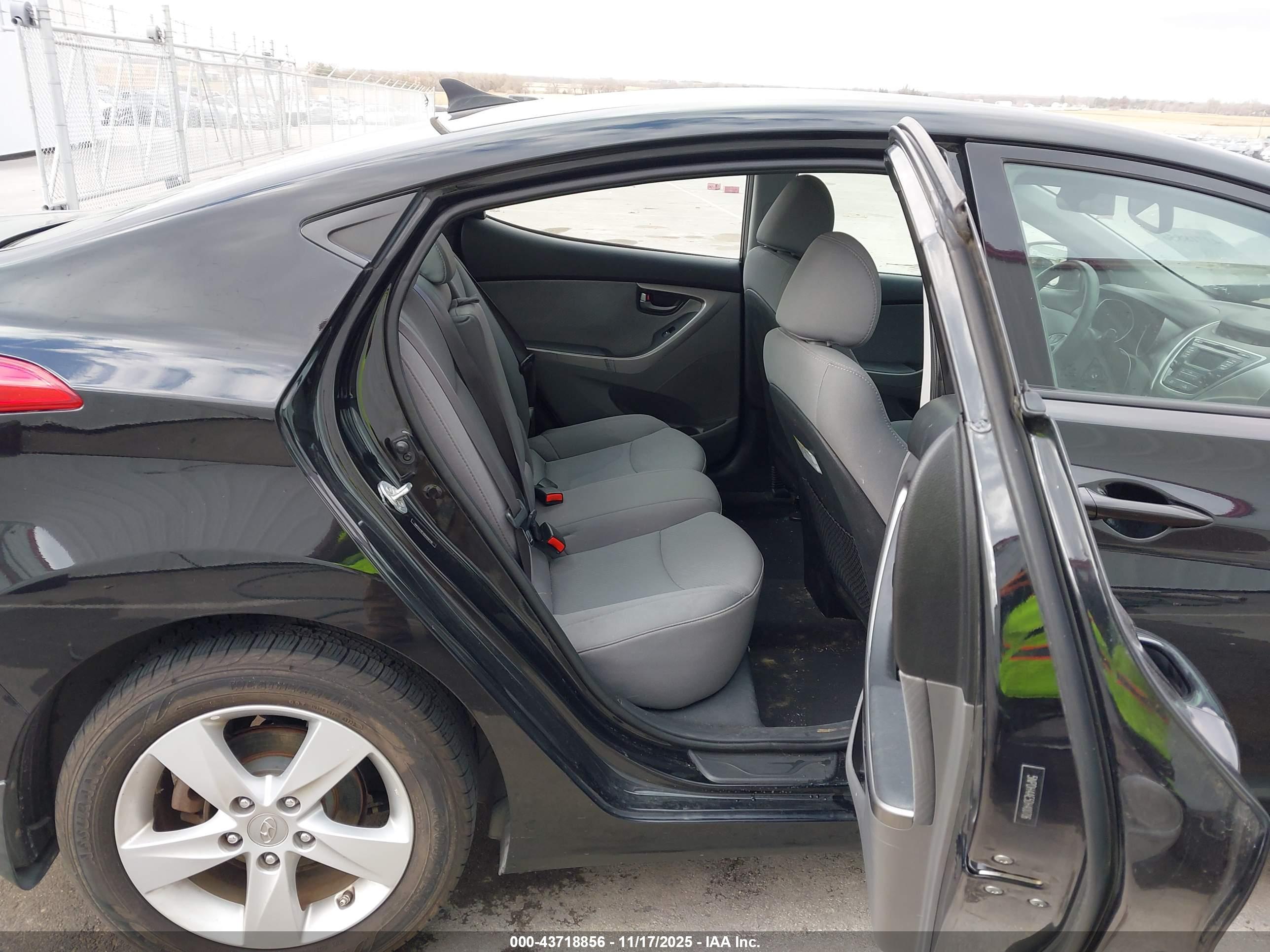 HYUNDAI ELANTRA image 8