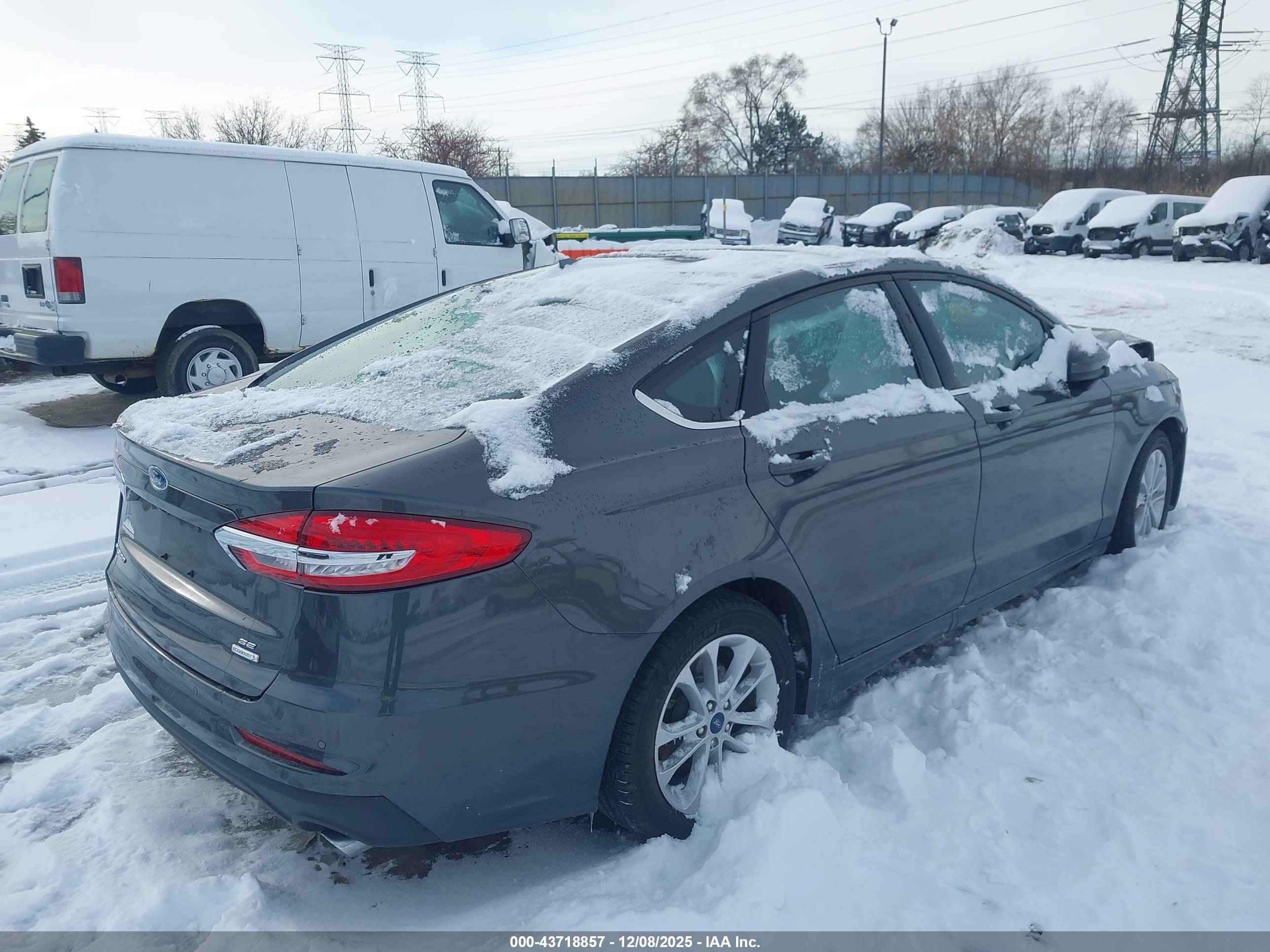 FORD FUSION image 4
