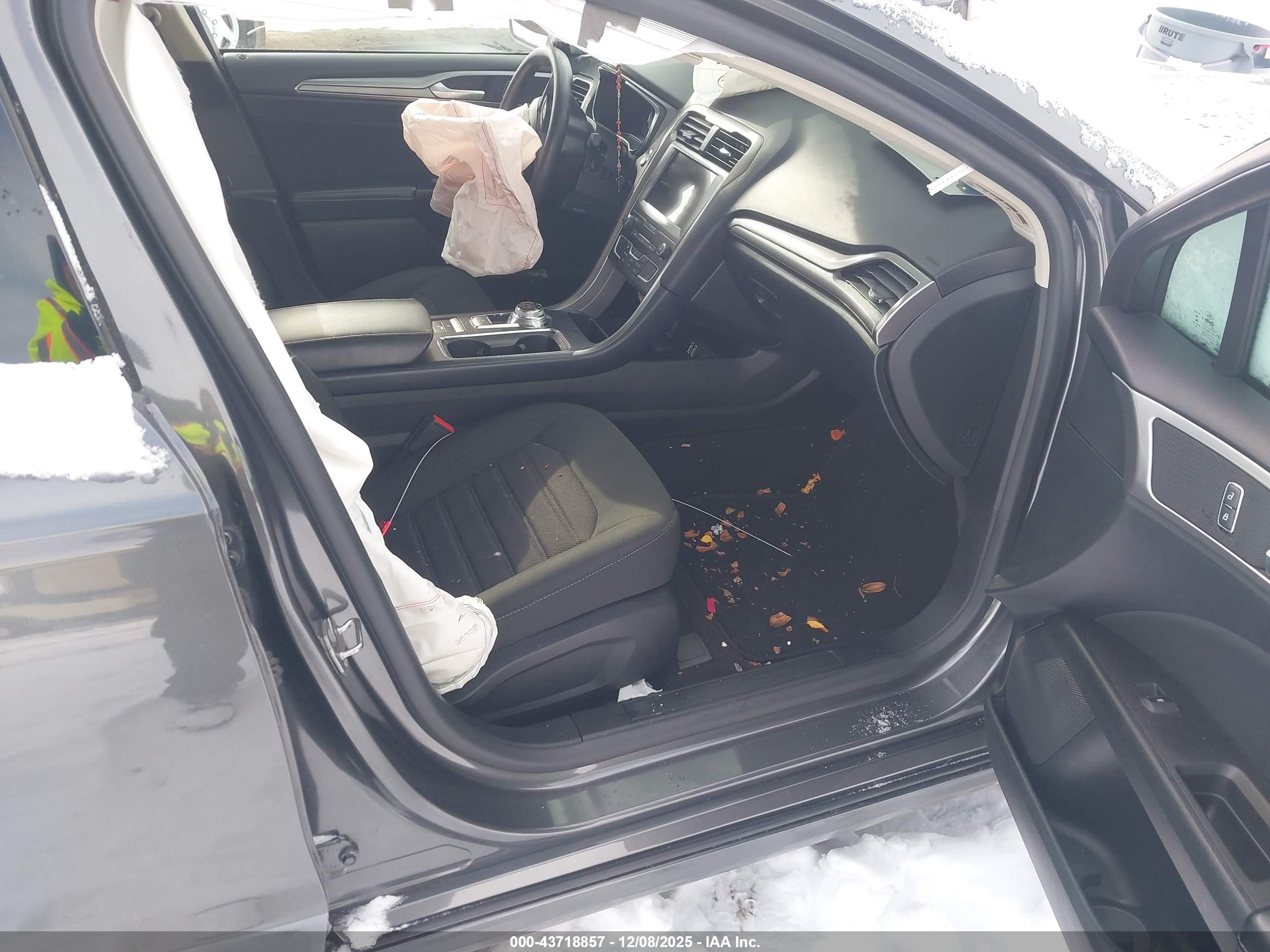 FORD FUSION image 5